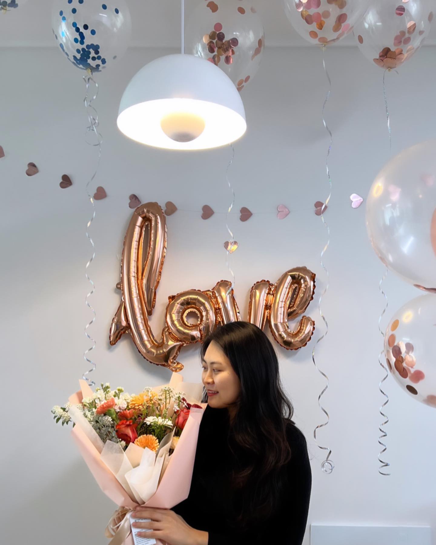 조리원에서 돌아온날 엄마랑 오빠가 이렇게 이뿌게 꾸며놓고 서프라이즈💙❤️
풍선은 엄마가 꽃은 우리 신랑이 준비해줬다는데 넘 감동 ! 
비록 얼굴은 엉망이었지만 꽃도 풍선도 너무 예뻐서 사진 남기기 !
다들 고마워, 사랑해🐰
#맘씨고운남편_💛 #사랑해 #꽃스타그램 #신랑최고 #엄마사랑해