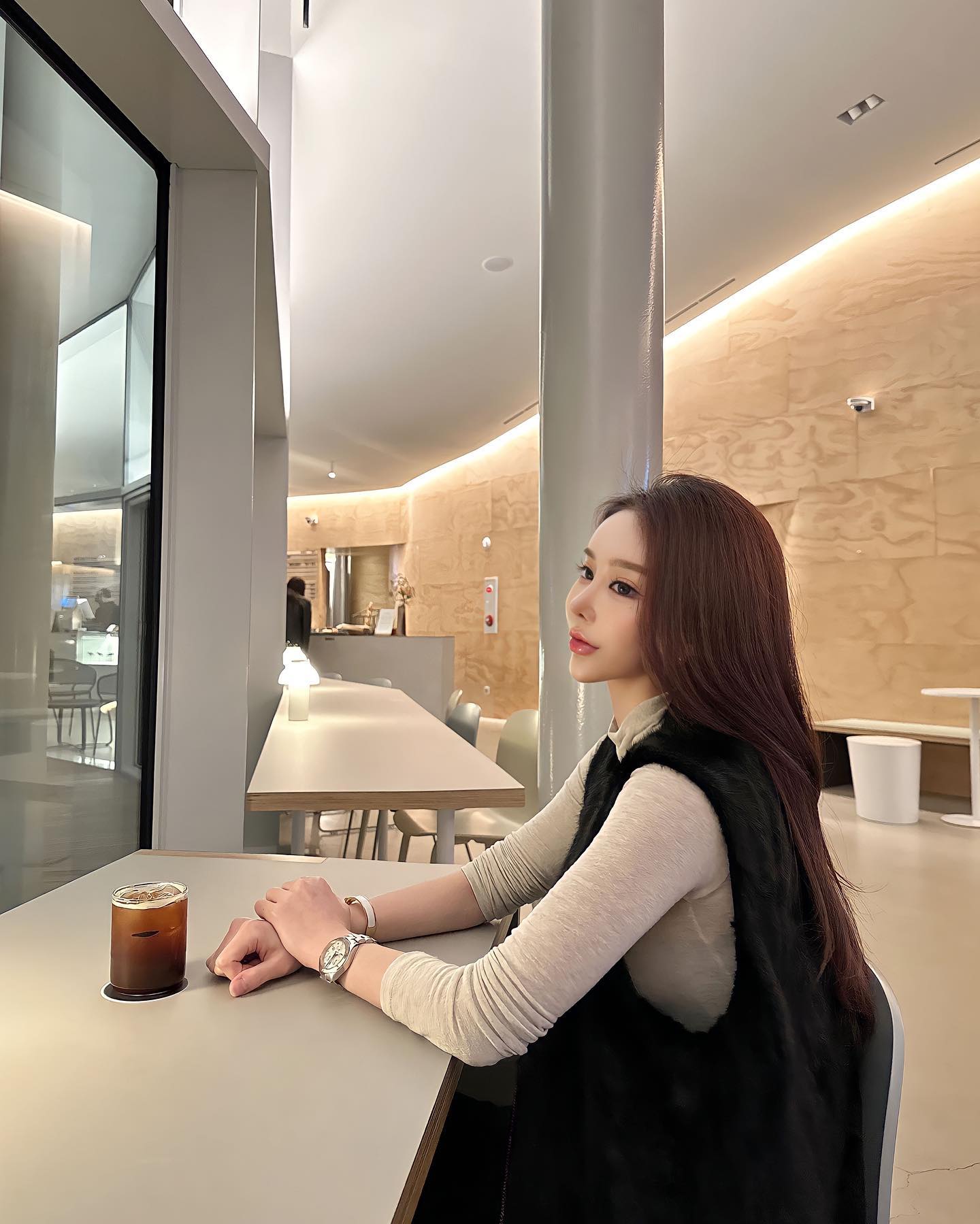 분위기 맛집 ✨
.
.
.
.
.
#팔로우 #맞팔환영 #좋아요반사 #좋아요테러 #선팔하면맞팔 #맞팔 #카페 #서울 #훈녀 #오늘의훈녀 #좋아요 #셀피 #메이크업 #뷰티 #셀카 #첫줄반사 #좋반 #데일리 #ulzzang #korean #l4l #fff #like4follow 
#likeforlikes #フォローバック #いいね返し #tiktok #followforfollowback #아유스페이스