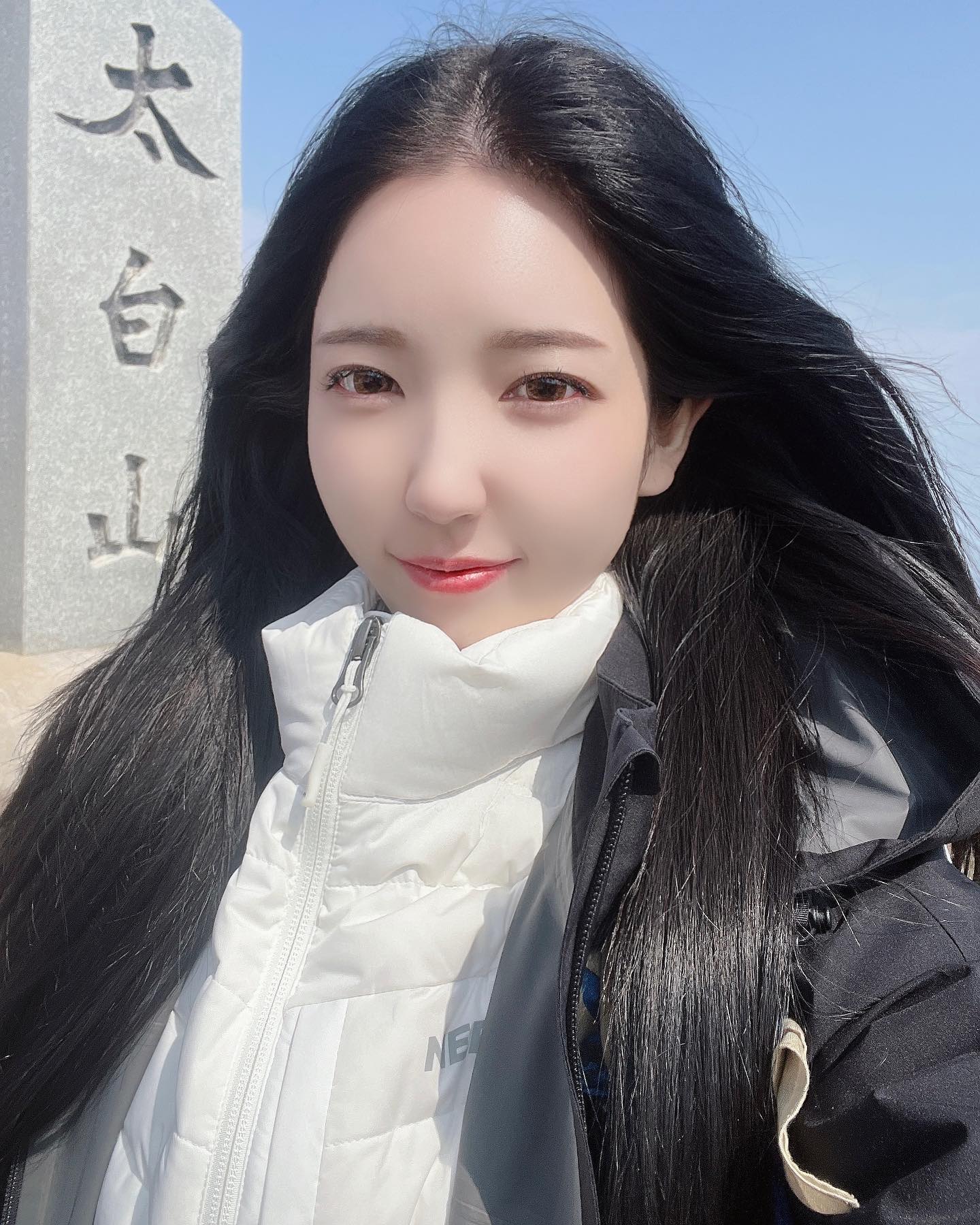 태백산 등산기록⛰️📝 
(2023.03.08)

태어나서 처음으로 등산한 태백산⛰️
인스타보니깐 다들 4시간이면 올라가던데 전 중간에 포기할까 고민많이했어요🥲 

유일사에서 컵라면먹을겸 좀 쉬면서 올라갔어요 
(1시간도 안쉼, 맛은 끝내줌👍🏻) 

태백산은 등산로가 잘되어있지만 중간중간 힘든코스가 있어요 스틱과 아이젠 필수✨ 

태백산⛰️
📍높이 : 1567m 
📍입장료 없음 
🚘 유일사주차장(무료)
🚾 화장실 주차장에 있음 (깨끗)

⛰️태백산 등산 코스 
유일사주차장 →유일사 → 장군봉 → 천제단 → 유일사주차장 

⏰전체시간 : 08시간 30분 (휴식02시간 30분)
🥾총거리 : 8.3km 

#태백산 #등산 #등산스타그램 #등산그램 #등린이 #등린이의도전 #등산기록 #블랙야크100대명산