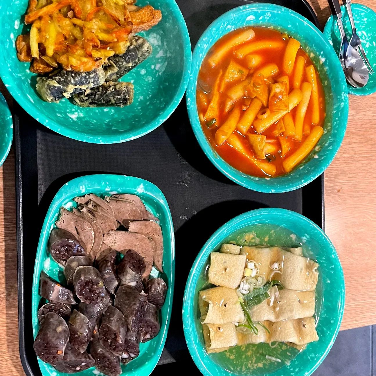 🐥잠실새내_ #우리할매떡볶이 

결혼을 준비하면서 이직을 하고 바쁘게 지내다보니 계속 못했는데요,,!(*‾᷄ᵕ‾᷅*) 홀투어를 다녀오면서 밥을 뭐를 먹으면 좋을까 하다가 떡볶이가 먹고싶어서 우리할매떡볶이 다녀왔답니다! 유명한건 알고있었는데 한번도 안먹어봐서 궁금했었는데 먹어보기 잘한곳!!! 이렇게 맛있는곳이였다니,, 진작 먹어볼껄 그랬어요!!

저희는 밀떡볶이세트 주문했는데요! 다양한 맛의 떡볶이가 있었는데 일단 기본 떡볶이 먹어보자 싶어서 주문했답니다! 튀김은 김말이, 어묵튀김, 만두, 야채튀김으로 구성되어있었어요!(ง˙∇˙)ว
저는 정말 맵찔이인데요! 순한맛으로 선택해서 그런지 많이 맵지 않았고 맛있게 매운 떡볶이였어요! 튀김으랑 순대랑 조합도 좋았고 어묵까지 최고였답니다! 지금 쓰면서 또 다시 먹고싶어서 배달 찾아봤어요,, 튀김중에 야채튀김 대박,, 그냥 야채튀김인줄알았는데 고구마가 들어있는 야채튀김이더라구요 바삭하면서 고구마의 달달함과 함께 매운맛과 너무 잘어울렸어요! 야채튀김 꼭 드셔보세요!!

우연히 들렸는데 이렇게 맛있는 떡볶이집을 다녀와서 홀투어도 기분좋게 다녀왔답니다! 당연히 드셔보신분들이 더 많겠지만 안가보신분들 안드셔보신분들 우할떡 어서 드셔보세요!!⸜( ˙ ˘ ˙)⸝♡

🥘밀떡볶이세트 : 15500원

📌서울 송파구 올림픽로12길 29 1층 3호
📌매일 11:00 ~ 24:00(23:50 라스트오더)