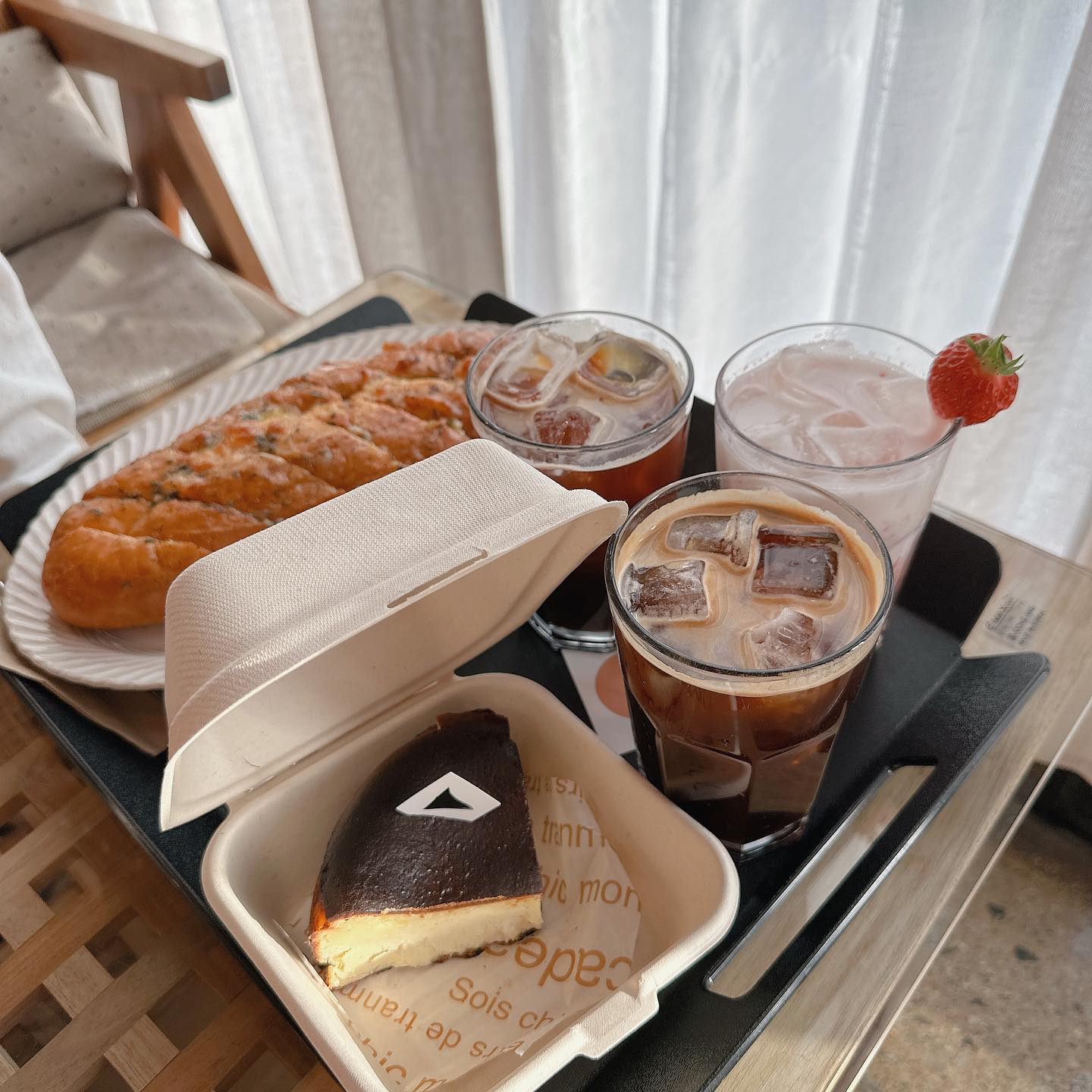 개구쟁이 딸래미랑 데이트중🫶🏻
너무 맛있는곳,
쉬지않고 먹는 중 히히 🍞☕️

울 딸래미 이젠…
이쁘게 사진 찍어주지 않아…

쨔니야 제바알~ 🥹

#청주카페 #청주대형카페 #청주외곽카페 #청주베이커리카페 #더대청호 #대전근교카페 #청주데이트 #대전데이트 #대청댐 #대청호 #카페