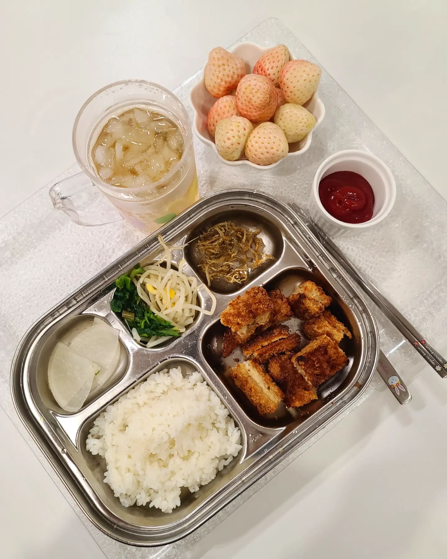 오늘 저녁!
.
오늘은 엄마가 좀 피곤하다ㅋㅋ
.
에프에 돈까스 튀기고
후식으로 딸기!🍓
.
나물 싫다고 난리난리🤷‍♀️
.
#초딩밥상 #저녁밥상