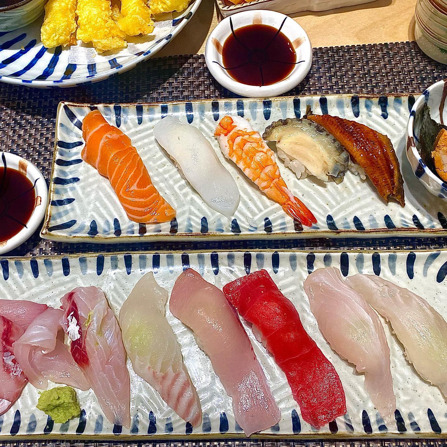 🍣예약 없이 못가는 강남역 1티어 초밥집🍣

강남 주민들만 안다는 찐 초밥 맛집 소개합니다.😎

계란 찜으로 시작, 정석의 초밥, 바삭한 대왕 새우튀김, 미니 우동으로 끝나는 초밥 코스를 먹고 왔습니다.

일단 계란찜 부터 비주얼 너무 이쁘고 초밥은 진짜 말해뭐해 ㅠㅠ
가격대가 있지만 정말 가격 값 하는 곳이에요!

무엇보다 신분당선 강남역이랑 가까워서 접근성도 굿👍🏻
내부에 룸도 있고 매장이 작은 편도 아닌데 식사 시간에는 대기 시간이 있어요.

강남역에서 특별한 날에 만난다면, 대접할 사람이 있다면, 꼭 예약 하시고 가보세요.🤍

📍백수목 (서울 서초구 서초대로74길 23 1층 백향목스시 강남점)
🕐 Open 11:30 ~ 22:00
매달 2, 4번째 일요일 휴무
14:00 ~ 16:00 Break

사진 속 메뉴:
스페셜초밥 45,000원

.
.
#백향목 #백향목스시 #스시맛집 #초밥맛집 #초밥맛집추천 #강남역초밥 #강남역스시 #강남역데이트 #서울초밥 #서울맛집 #서울맛집추천 #먹팔 #맞팔
.