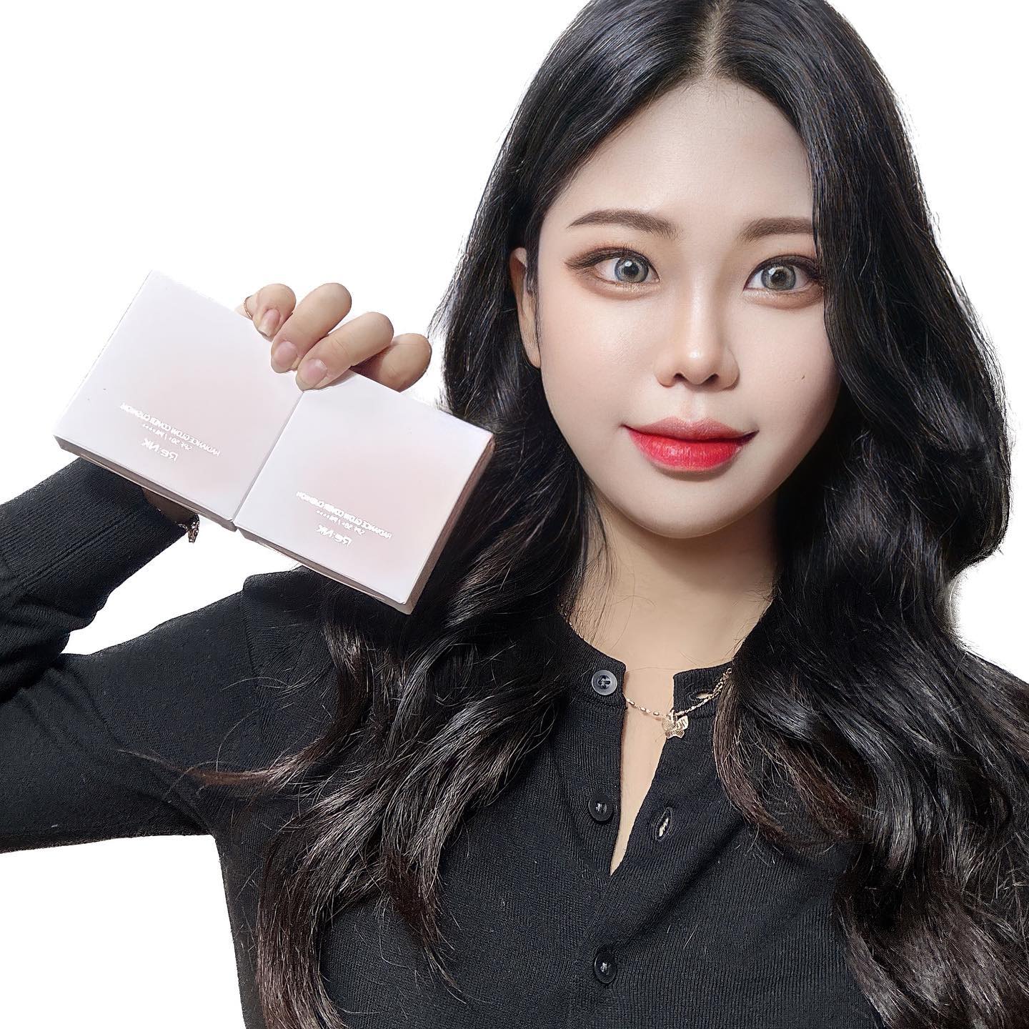 #협찬 래디언스 글로우 커버쿠션
가볍게 발리면서도 뭉침없이 커버력까지!
커버력이 있는 쿠션이라면 대다수 매트하기 마련인데, 이제품은 촉촉함에 비해 커버력도 좋았어용! 꾸밀때도 제일 중요한 민감한 피부분들! 부담없이 바를 수 있도록 화해18가지 유해의심성분들은 배제하고, 피부 저자극테스트까지 완료받은 제품입니둥!

#광채커버쿠션#입체광채쿠션#72시간 지속력#72시간광채#72시간보습 #72시간커버#3중기능성#스킨케어링쿠션