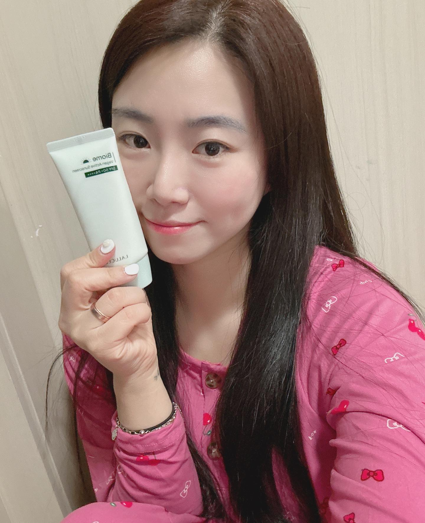 임산부화장품
임신했을때부터 쭉써왔던 
라루셀~❤️💙

어디하나  흠잡을데없는 화장품이예요
임신했을때  특히나 뒤집어지고 난리가나는
예민한피부를  가진 저에겐… 라루셀은
비타민같은존재였답니다 💙💙

출산하고나서도 아직까지  에센스는 
끊지못하고쓰고있는데
선크림도 …. 좋네용 ❤️❤️

번들거림없고 끈적임없는 선크림!
백탁현상은  아예없진않아요! 그치만 
전화장을안하기때문에 너무 로션타입은 
선호하지않는답니다^0^

라루셀 선크림 임산부도편하게 쓸수있으니
성분걱정은 걱정없이 사용한후있어용 ^0^