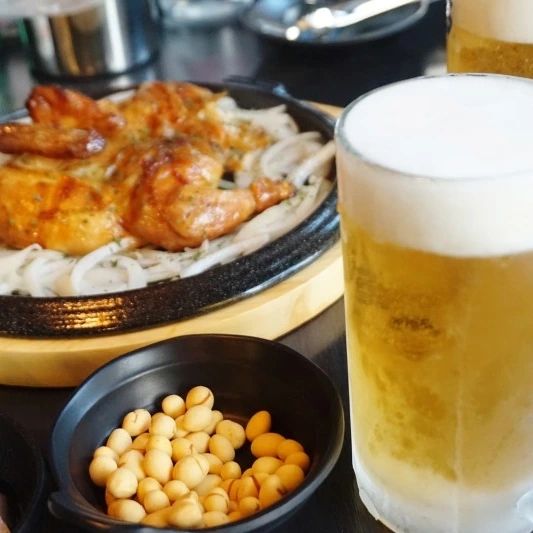 전기구이 통닭 넘넘 부드러워서 포크 두개로만 찢어도 되요~ 요렇게 살이 연한 통닭 진짜 오랜만이네요. 
기름기는 쪽 빠지고 껍질은 바삭 고소한 더달닭 전기구이 통닭. 술안주로 간식으로 정말 딱입니다. 

#칠곡맛집 #칠곡치킨 #칠곡대학로맛집 #칠곡보건대맛집 #칠곡과학대맛집 #더달닭 #대구치킨맛집 #칠곡대학로술집