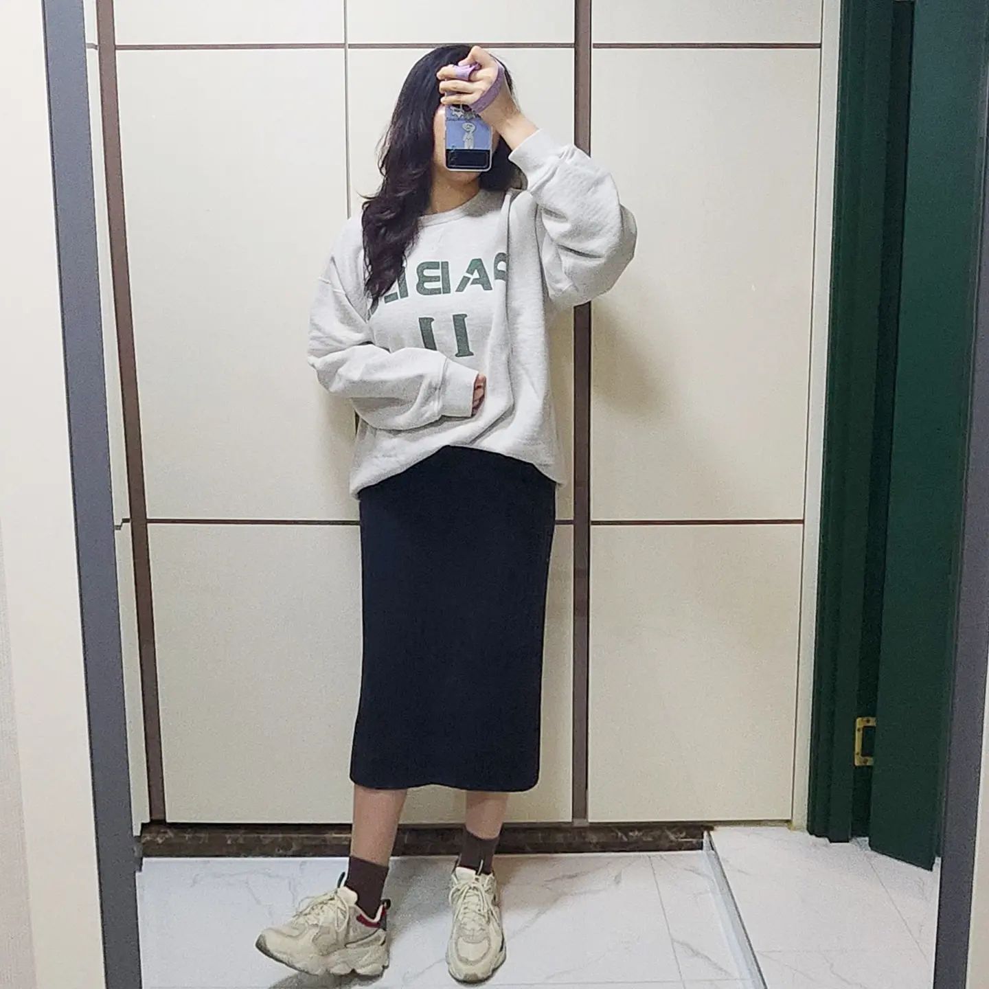 23.03.10. 오늘의 #데일리룩 #출근룩 
날이 애매하게 풀려서 옷입기가 애매한 듯하네요...?ㅎㅎ

🤍 thomasmore_official #맨투맨
🤍 fila_korea #휠라스키퍼 

예전에 한남동 지나가다가 우연히 들어가봤는데 옷 디자인들이 깔끔해서 취향이더라구요! 남자옷이긴 하지만 오버핏을 좋아하다보니 바로 구매한 옷이예요🤭

그나저나 오늘 급하게 찍고 출근하느라구 옷사진만 찍은 사진이 없네요ㅠ