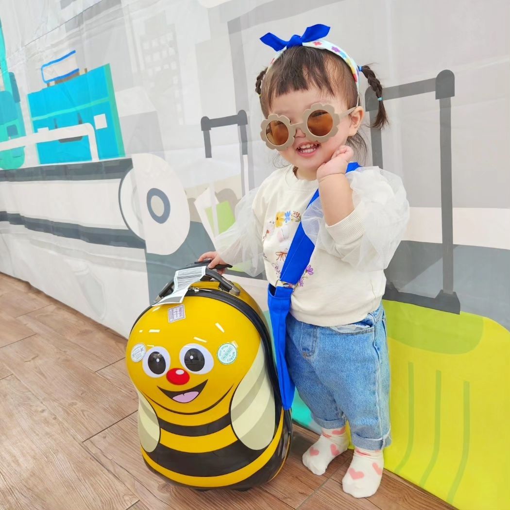 공항놀이
오늘은 공항에가서 비행기도 타고
입국심사도하고 캐리어끌고 돌아다녀도 봤어요

여행간다고 새옷도 쇼핑해갔어용

파랑파랑 찰떡 왜이랗게 예뿌니..

#어린이집#놀이#공항#공항놀이#비행기#아기#소띠아기#파랑#여름#봄#여행#부산#어린이#3살#귀여워#캐리어#아기상어#놀러가자