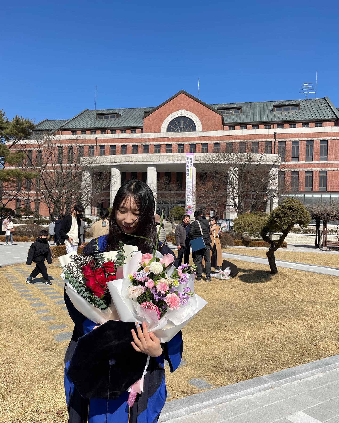 나 드디어 졸업해따!🎓

졸업 축하하러 와준 내 사람들 고마워.😍
대학교 생활 즐겁게 해준 유스호스텔 멤버들 그리고 EIC 학과 친구들 4년동안 감사했습니다 :)💖
앞으로도 내 친구 해죠😆 보고싶다 다들!🐱
