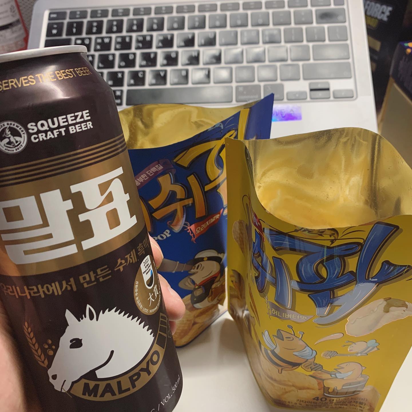 이동수 on Instagram: "#광고
나의 일주일 스트레스 해소 방법! 맥주 한 캔! 그리고 맥주와 너무 잘어울리는 안주 #피쉬팝

먹어도 먹어도 질리지 않는 오리지널 맛과 단짠단짠 허니버터 맛.
계란 2개와 동일한 단백질 13g이 함유되어 있고 글루텐프리로 먹어도 죄책감 없는 맛있는 간식!

오늘 저녁도 맥주 한 캔과 피쉬팝 한 봉지와 함께 보내고 있네요.

👉🏻바다소리 피쉬팝 제품 링크
https://bit.ly/3SVHPvH

#피쉬팝 #다이어트간식 #단백질과자 #단백질간식 #글루텐프리 #비건음식 #피쉬팝허브솔트 #피쉬팝오리지널 #다이어트과자 #헬스간식 #다이어트안주 #맥주안주"