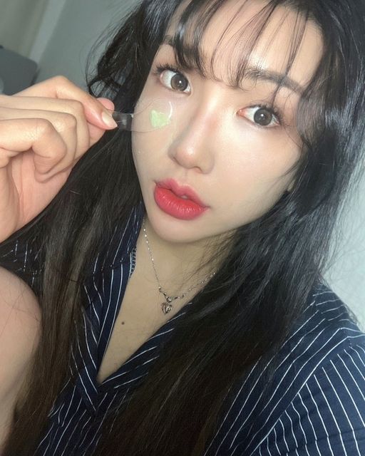 수 민 on Instagram: "#광고 
🍀슈퍼시카 딥 클렌징 밤🍀

메디큐브 ​진짜 애정하는곳인데 !!
근데 드디어 메디큐브에서도
시카가 듬뿍들어간 딥클렌징밤이 
나왔어오 !!!!!!!!
병풀가루와 진정특허 성분이 함유되있어서 저같은 예민피부 ,,여드름피부는 다 강추💨💨
메디큐브는 일단 믿고 쓸수있어요 강추 다른 저렴이들이랑 급이달라요💨
아그리고 블랙헤드 화이트헤드도 제거됨 개좋아요 진쨔 .. 꼭써보세용

#광고#메디큐브#medicube#AD#medicube_korea#클렌징밤#시카#요철없애는법#클렌징추천#시카클렌징밤"