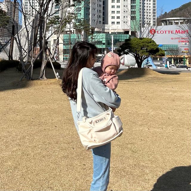 씩씩이_성장Log on Instagram: "#조앤기저귀가방 

안으로 겉으로 넉넉한 수납력에
기저귀 가방같지 않은 
심플 깔끔 디자인으로
휘뚜루마뚜루 사용하기 
좋은 튼튼한 조앤J 기저귀 가방이에요🫶🏻

포켓이 내부와 외부 포함 
무려 10개나 되고
커피도 외부에 꼽아 
다용도로 활용하기 좋아요👍🏻

젖병 보온 주머니도 있어서
이유식이나 젖병을 넣기에 좋고
유모차 걸이 고리도 함께 와서
크로스백으로도 유모차 가방으로도 안성맞춤 가방이에요~👍🏻

전 요즘 출퇴근 가방으로 매일 쓰는 중이에요 ❣️

✔️ 구매처는
"네이버 『 조앤 국민 기저귀가방 』 검색"

ღ 위 포스팅은 물품을 무상제공 받아 개인의 솔직한 주관을 토대로 작성된 게시글입니다. ღ

#광고 #국민기저귀가방 #기저귀가방 #가벼운기저귀가방 #기저귀가방숄더백 #아기기저귀가방
#산모선물 #출산선물 #기저귀가방이너백"