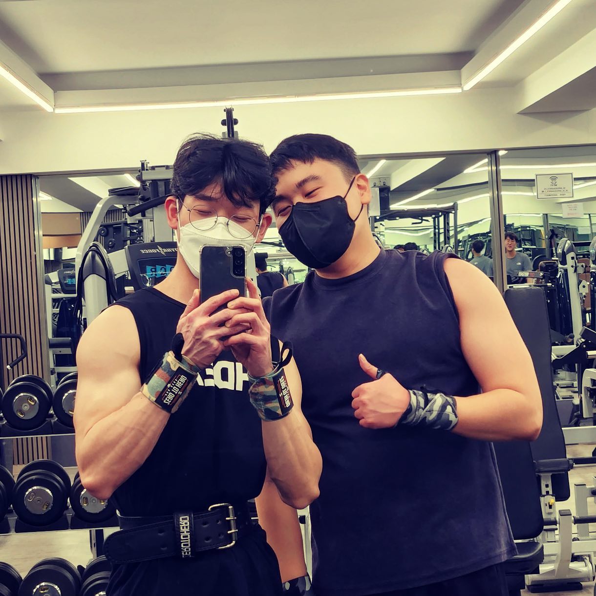 #오운완 
#파트너운동 

개슴•삼두 파트너운동🔥🔥🔥

오늘 첨으로 운동 전에 카페인을 마시지 않고 진행했어요!

아무래도 저녁에 마시면 수면에 지장을 주는 것 같아서요ㅎㅎㅎ

그래도 잘 진행한 것 같아요🔥🔥🔥

health_jiung8475 형님 늘 감사합니다🙏🙏🙏

이번주는 주 6회 출석 꼭 성공했으면 좋겠네요ㅎㅎㅎ

다들 월요병 극복하시느라 고생하셨습니다👍👍👍👍 이번주도 득근 파이팅💪💪💪