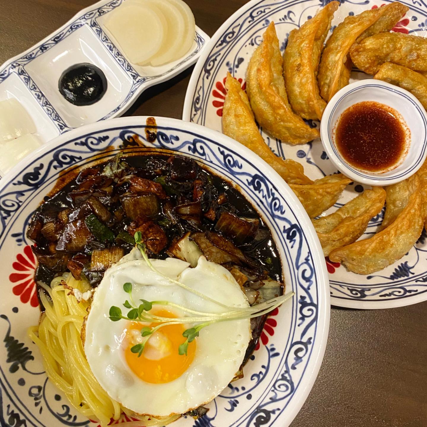 📍거북성
👉간짜장, 군만두👈

눈도 맛도 힐링 가능한 신상 중식 맛집!!🌱
거북성은 시흥 정왕쪽에 위치한 곳인데 내부도 엄청 깔끔하고 창 밖도 탁 트여서 넘 좋더라구요 ㅎㅎ
예전에 넘 가보고 싶어서 주문 마감 직전에 전화 주문하고 급하게 방문해서 먹었는데 친절하게 응대도 해주시고 넘 감동😭
여기는 간짜장이 메인이라 간짜장 주문!
맛은 제가 요근래 먹어본 짜장 중에 거의 탑급이었어요..🫢
어쩐지 기름도 직접 만드신다고 쓰여있더라구요..!
게다가 계란후라이까지 사룽..❤️
양도 엄청 푸짐해서 배불러서 다 못먹은 게 한이에요ㅠ
이렇게 양 많은줄 모르고 군만두까지 시켜버린..🫣
겉바속촉의 군만두.. 말해모해요👍
환상의 조합 간짜장이랑 같이 먹으니 더할나위없이 존맛탱구리입니다😋
마감 직전이라 급하게 먹었는데 다음에는 일찍 가서 더 음미하면서 먹어야겠어요..!
.
.
#거북성 #거북섬맛집 #정왕맛집 #시흥맛집 #시흥맛집추천 #중식맛집 #중식맛집추천 #찐맛집 #간짜장맛집 #군만두맛집 #오이도맛집 #맛집추천 #존맛집 #점메추 #저메추 #메뉴추천 #간짜장 #군만두 #먹스타 #맛스타 #맛스타그램 #먹스타그램 #오늘뭐먹지 #먹팔 #맞팔은댓글 #리뷰 #리뷰스타그램 #food #foodstagram #review