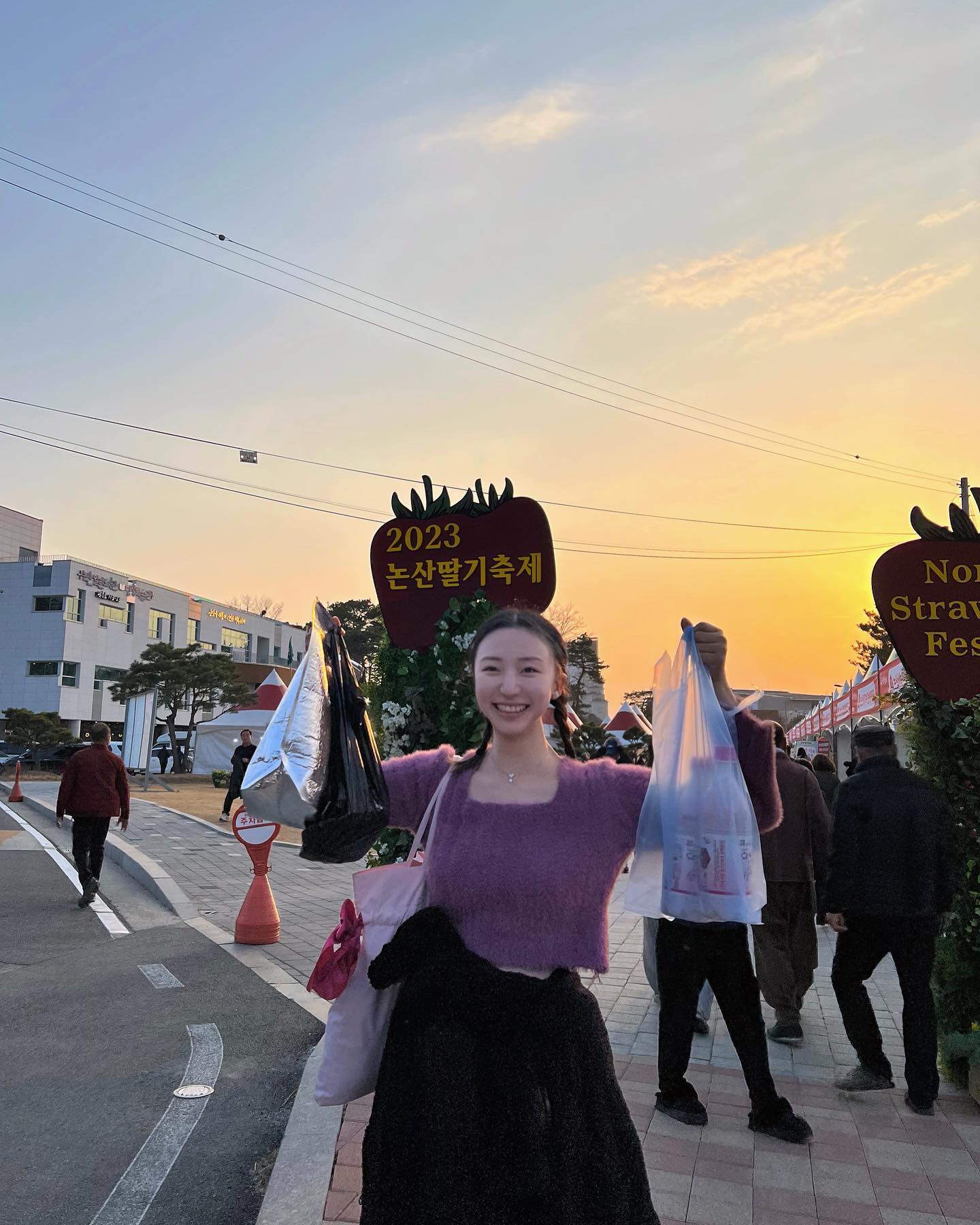 🍓🍓
태어나서 처음 가본 논산은 정말 딸기에 진심이었고,
사랑하는 친구들이랑 10년만에 파자마 파티도 했고,
한국에서 대학 다니는 사람 체험(?)도 해봤다 ꗯ͈̫
⠀
⠀
#논산 #논산딸기축제 #딸기가좋아