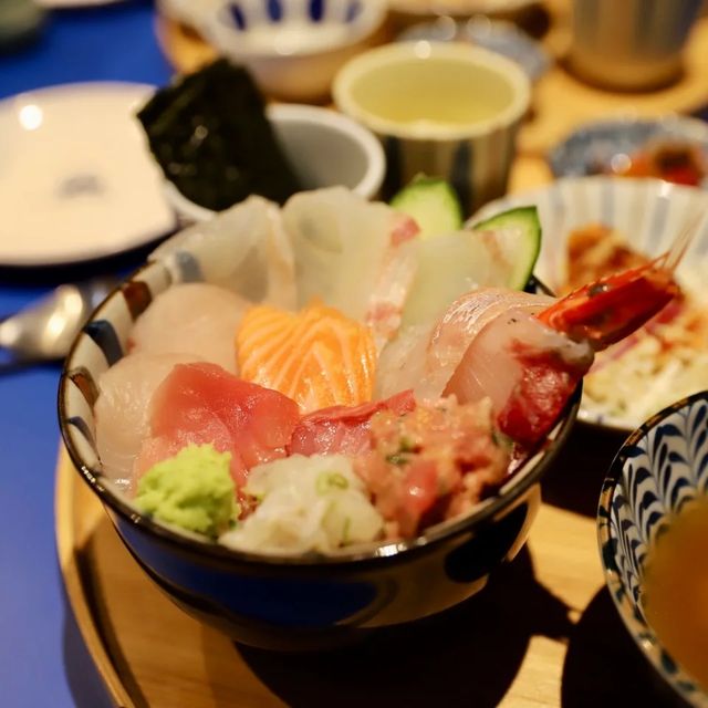 이종건 on Instagram: "#광고 #히타히타식당 #카이센동 #카이센동맛집 #성남맛집 #분당맛집 #정자동맛집 #분당일식 #분당일식집 #성남일식집 #분당점심 #성남카이센동 #분당카이센동 #분당데이트 #정자동술집 

정자동 카이센동 맛집
20년 경력의 일식 오마카세 셰프님께서 갓 오픈하신 카이센동 전문점

영업시간 11시30분 ~ 22시
브레이크 14시30분 ~ 17시30분
(매주 월요일 휴무)

정자역 3번출구에서 5분거리 / 엠코헤리츠 쪽 정자동 핫한 카페와 식당이 많은 곳에 위치했는데, 파란색 간판으로 한눈에 찾기쉬움

 히타히타란 철석철석 같은 파도소리라고 함. 한적한 해안가 식당에서 먹는 느낌으로 휴식같은 식사를 할 수있는 곳! 딱 알맞게 매장이 블루톤으로 깔끔하게 꾸며져있다.

 바다속에 온 기분으로 카이센동과 방어사케동을 주문. 1인 반상에 먹음직 스럽게 차려졌고 제철회가 (광어/방어/숭어/농어/도미 등) 올려진 회덮밥 등장! 

 카이센동? 초밥과 다를게 뭐냐? 밥에 초가 들어가냐 아니냐의 차이가 크겠지만, 먹는사람 마음대로 DIY해서 입맛에 맛게 먹을 수있는 게 가장 큰 차이점인것 같다. (그래서 난 초밥보다 카이센동을 선호!)

 함께 나오는 스끼다시도 매우 특이 했는데, 특히 일본식 계란찜(차왕무시)과 중화스타일 유린기같은 샐러드가 오마카세 코스에 나올만한 메뉴였음. (더 먹고 싶었으나 메인에 집중하기 위해 리필포기!)

깔끔한 저녁 또는 고급 술안주가 필요하다면 방문추천
히타히타식당의 카이센동은 제철회가 두툼하게 올려져있어 가성비가 매우 뛰어남!! (고급스럽지만 가격은 다른곳보다 확실히 착하다!)

 술 특히 와인도 함께 곁들일 수 있어 깔끔하게 한 잔 하고 싶거나 고급스럽게 혼밥하고 싶다면 히타히타식당을 추천!! (근처주민들은 배달어플로도 주문이 가능하다!) 자리가 여유있지 않기 때문에 미리 예약하시는 것을 권장, '캐치테이블'이란 어플로 간편하게 예약이 가능하다.

 이 식당은 내 꼭 서연이와 다시가리!!!"