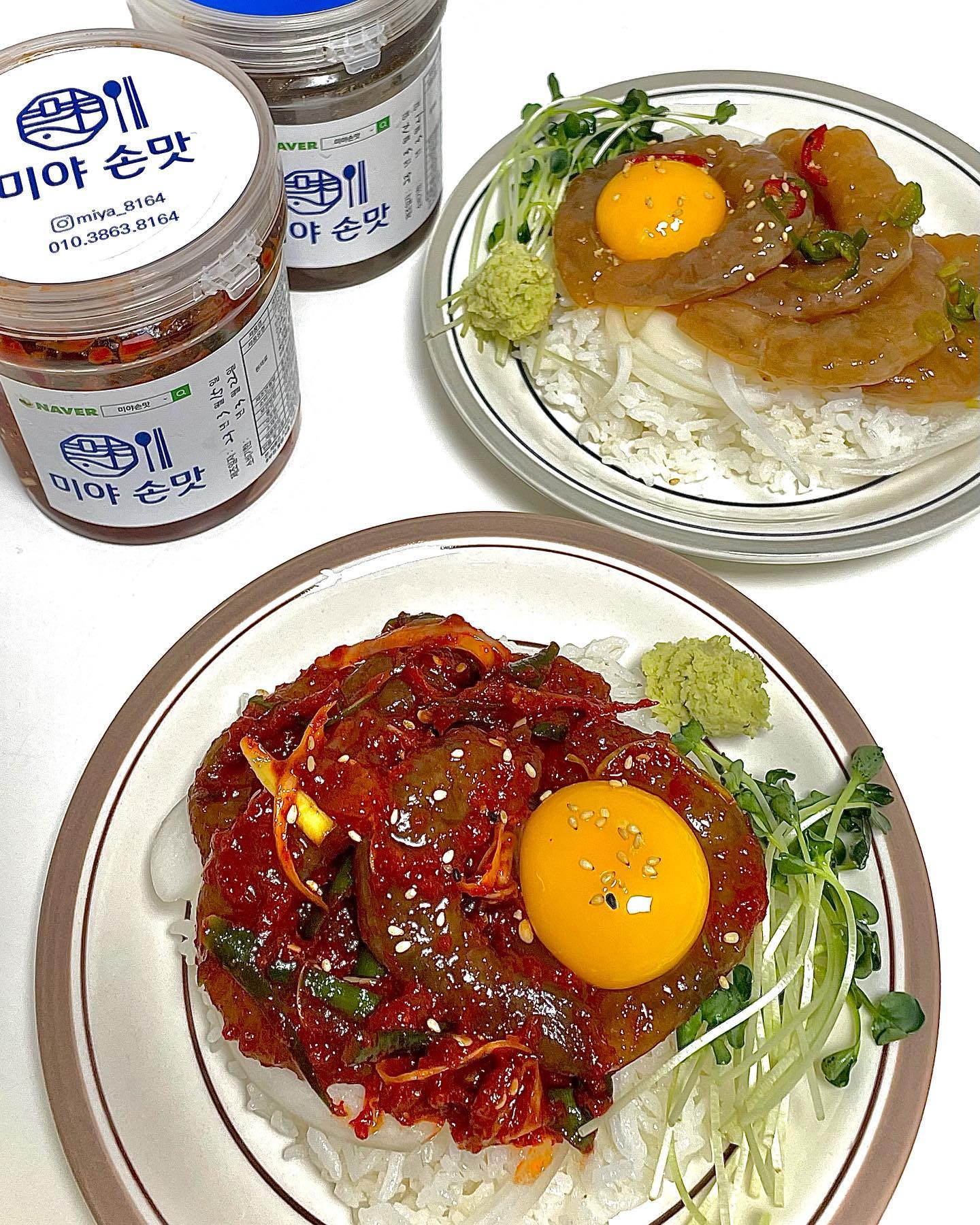 #미야손맛 #새우장 🦐 
🤍💙맛에 반해서 추천하는 내돈내산 찐 추천템💙🤍

진짜 진짜 맛있는 새우장 온라인 판매처 발견 
간장+앙념 둘 다 밥도둑 폼 미쳤다‼️
새우장 덮밥으로 밥 두그릇 순삭ㅋㅋㅋㅋㅋㅋㅋㅋ
간장 안짜다고 숟가락으로 계속 떠먹고 난리
국물인줄..? 🤣
맵고 짜고 자극적인 그런맛이 아니라서
아이들도 충분히 잘 먹을 것 같은 맛이에요 :D

🔍 미야손맛 (miya_8164)
✅ 네이버 스마트 스토어 판매중

🍽 간장새우장
흐물거리지 않고 탱글탱글 쫀득한 새우살 식감 👍
각종 채소와 비법으로 만든 간장은 감칠맛+달큰함+적절한 간

🍽 양념새우장
양념새우장이리고 해서 단순히 양념+새우만 있는게 아니라 
파,고추가 같이 버무려져 있어서 아삭아삭 식감도 좋고 
매콤한 맛이 더해져서 존맛탱 이에요
밥비벼서 싹싹 긁어 먹게되는 양념이 완전 밥도둑

🟡 깐새우로 담그는 새우장이 아니다⁉️
새우 머리 내장의 감칠맛을 간장에 스며들게 하기위해서 
통새우로 담근 새우장을 배송 직전에 직접 까서 발송한다고해요
🟡 무료 옵션 청양고추 추가
간장새우장에 한해서 청양고추 무료로 추가 가능 
청양고추 추가 무조건 하세요💚

🔸활용도 높은 간장새우장 소스
새우장 간장 자체가 완성된 양념이기 때문에 이걸 활용한 
다양한 요리가 가능한 점이 아주 큰 특징이에요 
<반숙계란장, 전복장, 문어장, 파스타, 볶음밥 등>
🔸크고 오동통한 새우를 아낌없이 꾹꾹 눌러담았어요
🔸함께 곁들여먹을 와사비까지 동봉해주시는 사장님의 센스
🔸신선도 유지를 위한 꼼꼼한 4중 포장 
 <밀봉마개+보냉팩+아이스팩+아이스박스>

🌟판매중인 메뉴🌟
1️⃣ 안 깐 간장새우장 (새우머리+껍질 ⭕️)
 - 새우 내장 좋아하시는 분들에게 추천
2️⃣ 깐 간장새우장 (새우머리+껍질 ❌)
 - 편리함을 원하시는 분들에게 추천 
3️⃣ 양념새우장
 - 평소 양념게장에 환장하시는 분들에게 추천
 
#밥도둑 #간장새우장 #양념새우장 #홈쿡스타그램 #맛집스타그램 #집밥스타그램 #먹스타그램 #푸드스타그램 #맛스타그램 #맛집 #집밥 #집밥메뉴추천 #맛집추천 #홈쿡레시피 #먹방 #한식 #먹스타맞팔 #먹부림 #먹팔맞팔 #먹팔환영 #맞팔환영 #맞팔 #선팔하면맞팔 #먹스타 #일상 #기록 #데일리 #소통