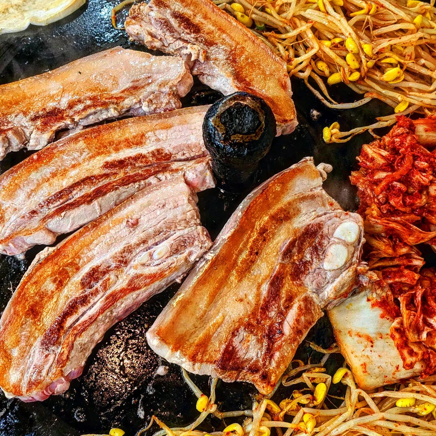 솥뚜껑에 착 달라붙어 야무지게 구워진 삼겹살은 감칠맛 끝판왕이다. 그래서 나는 소주에 착 달라붙어 야무지게 마셨다.
.
경남 진주시 평거동에 위치한 옛날 솥뚜껑 삼겹살 이다. 예전부터 손님들의 발길이 끊이지 않았던 곳으로 믿먹 솥뚜껑 삼겹살집에 방문했다.
.
삼겹살 4인분과 제로슈가로 리뉴얼된 진로 제로슈가를 함께 주문했다. 요즘 주류값이 대부분 5,000원 인데 4,000원인 주류 가격보고 만족스러움에 고개를 끄덕였다.콩나물무침과 김치를 넉넉하게 올려주시는 인심에 1차 감동. 솥뚜껑에 잘 붙도록 친히 고기를 올려주시는 사장님에게 2차 감동. 열이 잘 오른 솥뚜껑에 야무지게 착 달라붙어 제대로 마이야르 되며 구워지는 삼겹살 모습에 3차 감동. 다 구워진 고기 맛을보니 이거 오겹살 수준의 쫄깃함과 감칠맛이 올라온다. 구운 김치와 콩나물무침까지 함께 먹고 소주 한잔 하니 자연스레 밀려오는 4차 감동. 도대체 삼겹살 집에서 몇차 감동까지 주는 것인가. 마무리 볶음밥 까지 함께 한다면 5차 감동까지 챙겨갈 수 있을 것이라 생각된다. 
.
그냥 솥뚜껑 삼겹살은 믿고 먹어도 되므로 추천드린다. 고기 질도 좋고 쫀득한 껍데기가 붙은 삼겹살과 함께 소주한잔 하면 오늘 스트레스는 저세상으로 간다.
.
❗️삼겹살 150g 11,000원, 주류 4,000원
❗️경남 진주시 평거로 32 1층
❗️매일 16:00~00:00
❗️주차불가 (골목주차)
.
.
.
#진주맛집 #삼겹살맛집 #삼겹살 #소주안주 #진로 #솥뚜껑삼겹살 #평거동맛집 #맛집 #맛집탐방 #먹방스타그램 #맛스타 #쩡테이스티 #쩡테이스티_진주