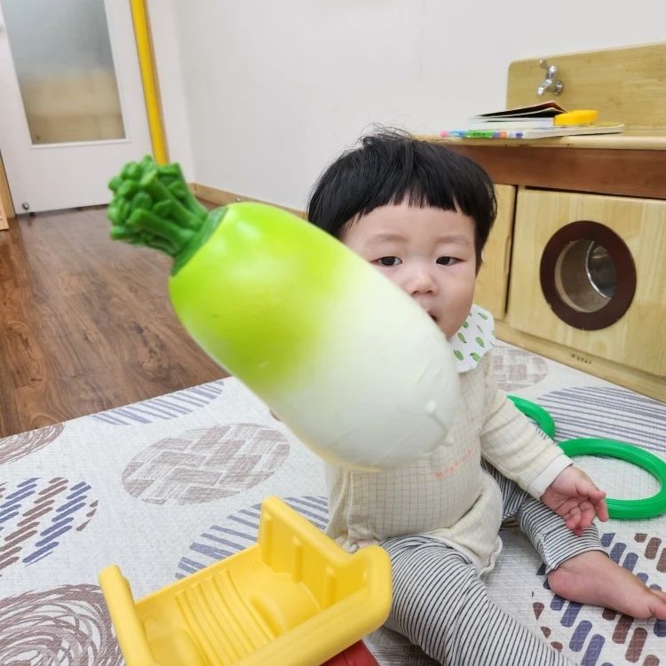 아무리 바쁘고 힘들어도
퇴근하면서 보는 아들 사진 몇장이
힘나게해준다❤️

널위해 힘낼게
#혁미닝사진기록📷 
#맛있는건 #노나먹자
#어린이집생활모습💕