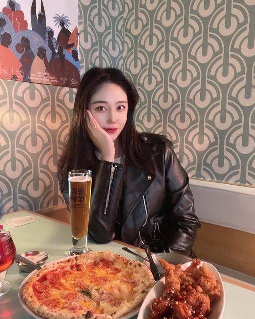 함지원 on Instagram: "#광고 갬성 넘치는 힙한 맥주 맛집 아트몬스터 😎 나같은 술찌도 치킨과 피자에 맥주 조합은 못참지! 맥주러버들은 이 곳에 뼈를 묻을 것 같은 느낌🤪 외관부터 내부 인