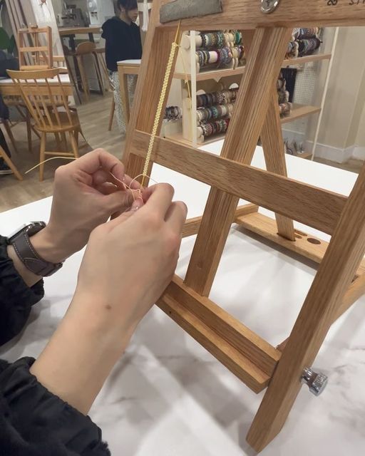 꼬다쾃 Ara Kim😎 on Instagram: "#광고 @_knotsoo 찐후기!  #송리단길데이트 #송리단길노트수 문래-연남-한남 다음으로 좋아하는 송리단길! 도란도란 수다 떨면서 힐링하고 #커플팔찌 도 함께 만들