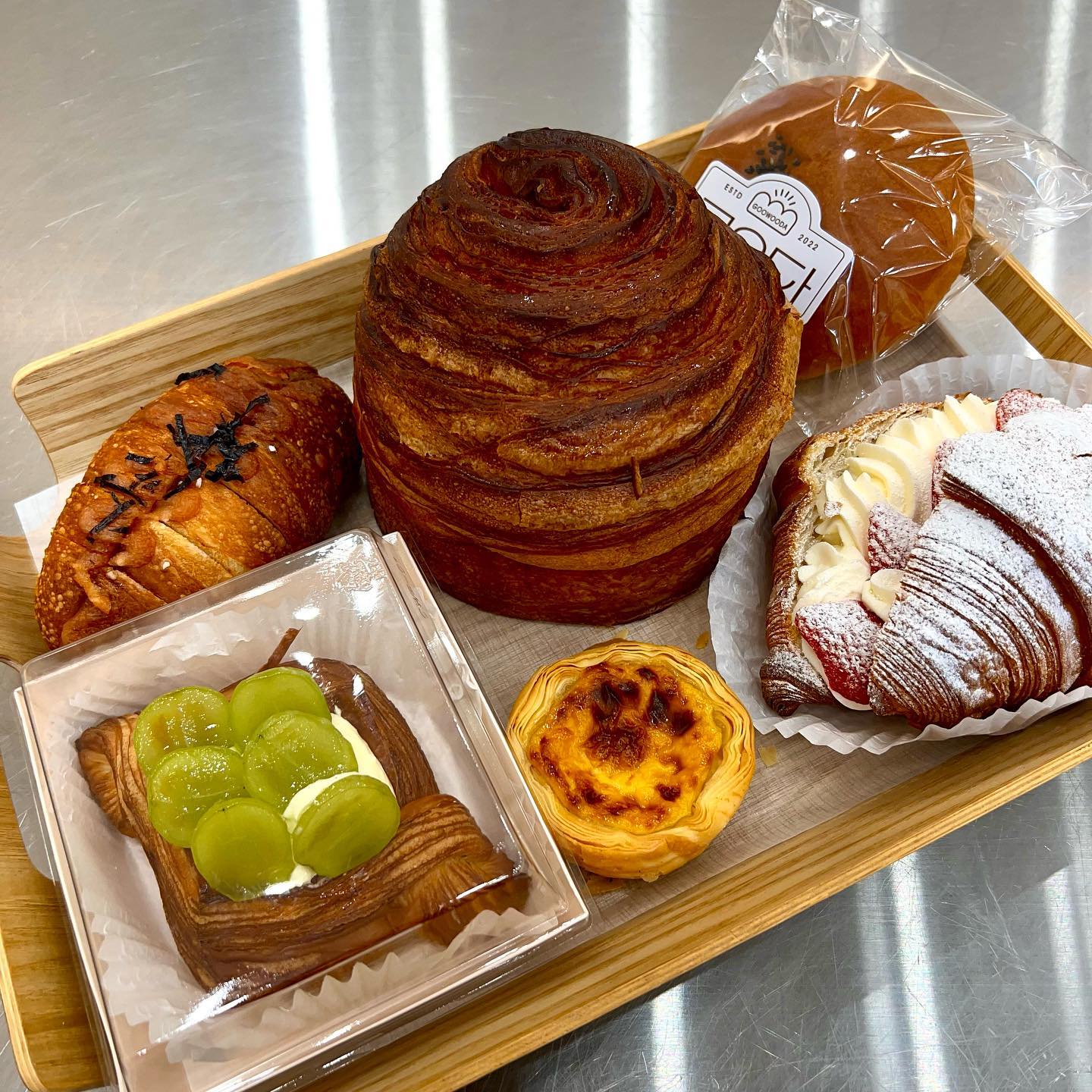 #협찬 

자타공인 빵순이가 인정한 빵맛집🍞
도안동에 위치한 #구우다베이커리 

당일생산, 당일판매를 원칙으로 하는 정직한 빵집이고 노동부에서 인증한 대한민국 제과기능장이 직접 만드시는 곳!!

제과장님만의 발효증을 넣으셔서 위에 부담없는 건강한 빵을 만드시는 곳이에욤

특히나 크로와상, 페스츄리, 소금빵 맛집으로 소문난 곳🥐

매일 아침 9시에서 9시 30분 사이에 먹음직스러운 빵이 나온다고하니 안가볼수가 없자나여🙌🏻

자세한 후기는 블로그를 참고해주세용🫶🏻

📍 위치: 대전 서구 원도안로 13-26
☎️ 전화번호: 042-544-9904
⏰ 영업시간: 09:00~21:00 매주화요일 정기휴무

#도안동빵집 #가수원동빵집 guwooda_bakery