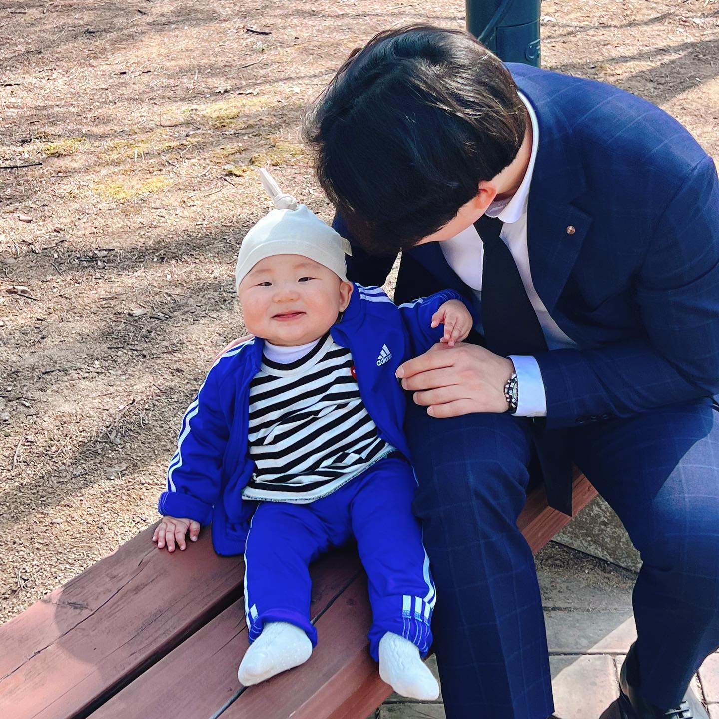 D+240🐥♥️
아빠 사업발표 따라 왔어요! 
요즘 넘 바쁜 아빠랑 올만에
데이트 즐기기😍
.
.
요리조리 구경한다고
바쁜 라에리!
너무 잘먹어 볼살, 뱃살 통통🐷