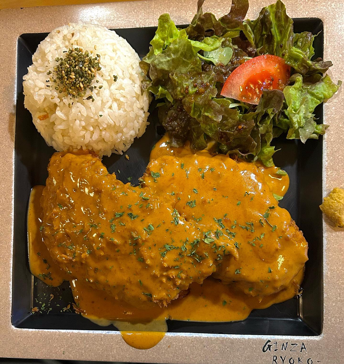 #긴자료코 #데미그라스돈까스

후기:개인적으로 장국이 엄청 맛있었고 생각보다 빨리 나와좋았어 돈까스 고기 두께도 두꺼워 좋아 그리고 그릇 사이드에 겨자를 주시는데 같이먹으면 좀 새롭게 먹을수있어 
  사이즈로 가라아게도 했는데 맛있고 소스가 너무 내취향이었어

가격
돈까스:11000
가라아게:3000

별점: ★★★★☆ 4.5

#긴자료코금릉점#금릉맛집#파주맛집#맛집추천#돈까스맛집