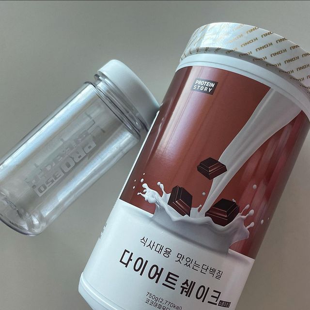 잘 먹는 펭귄🐧 #먹스타그램 on Instagram: "#광고 
150kcal 저칼로리 초코 쉐이크🍫 찾고 계시다면💕 프로틴스토리 단백질 쉐이크로 초코사랑 충전하기🔌

메뉴📝
쇼콜라초코 다이어트 쉐이크🍫

쇼콜라초코 쉐이크
따자마자 확신의 제티향이 물씬 낫던 것 같아요🤭!ㅎㅎ 진짜 달다구리한데 200kcal가 안 된다는게 충격적이에요🥰! 

맛있게 먹는 꿀팁🍯
저지방 우유 섞어먹는 것도 맛있지만 아몬드브리즈50% + 물 50% 조합 추천드릴게요😘💕!ㅎㅎ 

#프로틴스토리 #다이어트쉐이크 #단백질쉐이크 #식사대용쉐이크 #다이어트쉐이크추천 #다이어트식사대용 #식물성단백질파우더 #식물성단백질쉐이크 #한끼쉐이크 #다이어트식단 #다이어트레시피 #유지어터 #유지어터식단 #헬창 #헬스 #맛집 #맛스타그램 #좋아요 #좋아요반사"