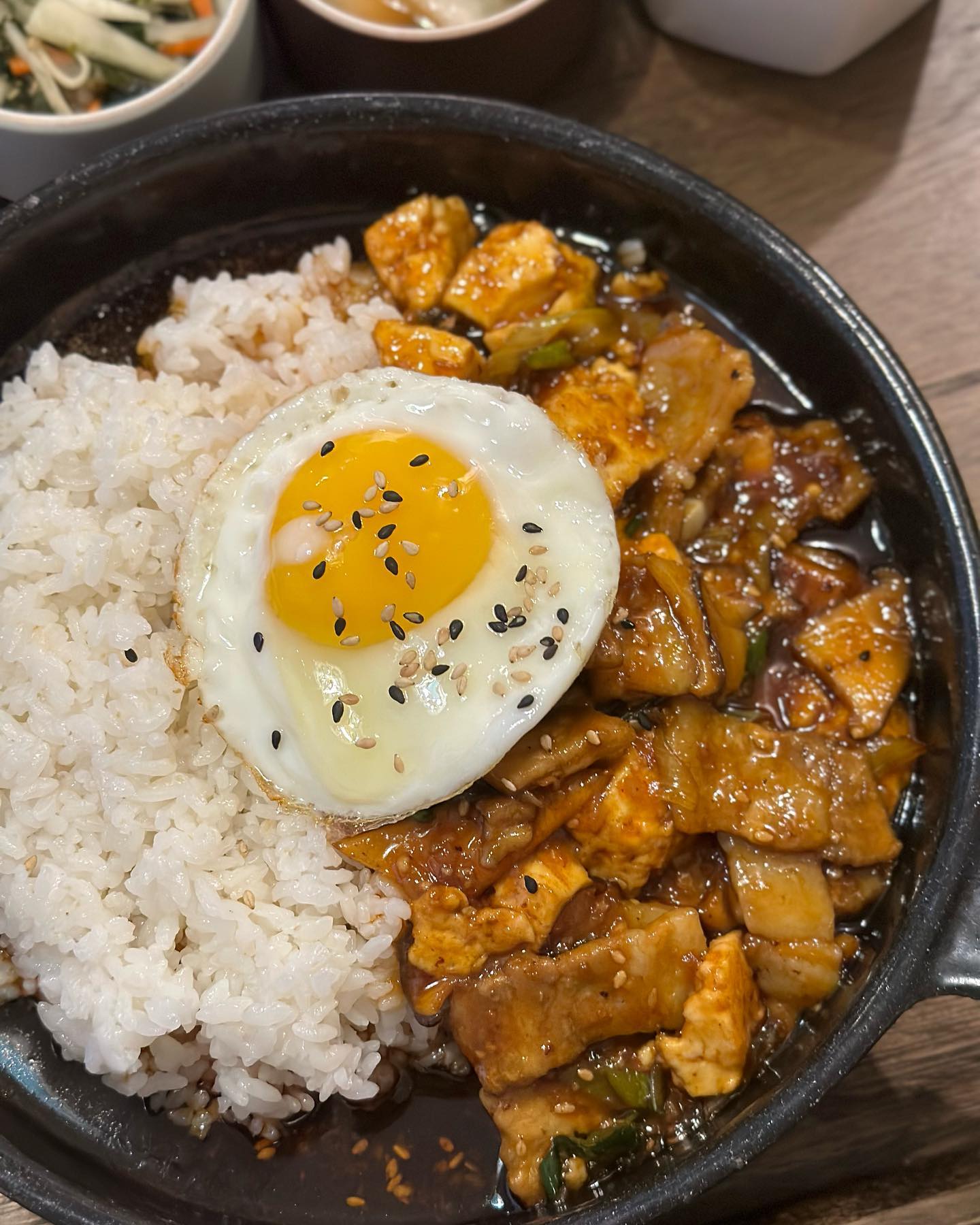 #제제네식탁

강원도 속초에 있는 간판없는 맛집입니다.
눈을 열심히 돌려보면 찾을 수는 있어요..

엔틱한 느낌의 신선한 홍새우장 대표 맛집입니다.
이 곳의 장점이라면 장점 중의 하나, 아기 식사가 무료로 제공됩니다🫶
돈 주고 판다고 해도 사먹을 정도인데
감사하게도 아이 수 맞춰서 식판에 예쁘게 담겨 나와요♥️

🔖 반반 새우장 (양념&간장) 16.0
🔖 양념 새우장 15.0
🔖 삼겹 두부 덮밥 9.0
🔖 삼겹 깍두기 볶음밥 9.0

모든 메뉴에는 계란 후라이가 하나씩 올라가 있어요 🍳
추천 메뉴는 양념 새우장이랑 두부 삼겹 덮밥이예요🫶

부드럽고 살짝 매콤달콤한 양념 맛이 밥 비며 먹기에도 좋은 양념 새우장,
그리고 삼겹 고기랑 두부, 양념이 아주 조화로운 삼겹 두부 덮밥
불향이 너무 좋아서 여기 가면 꼭 먹는 최애 메뉴예요 ♥️

자세한 리뷰는 프로필 상단 링크타고 오시면 보실 수 있어요😉
-
slowplate 
🚩 속초시 조양로 105번길 12 (조양동 927-3)
⏱️ 매일 11:30 - 21:00 (라스트 오더 15:00 / 20:00)
✅ 브레이크 타임 15:30 - 17:30
☎️ 0507-1431-4125
🅿️ 가게 앞 2-3대 정도 주차 가능