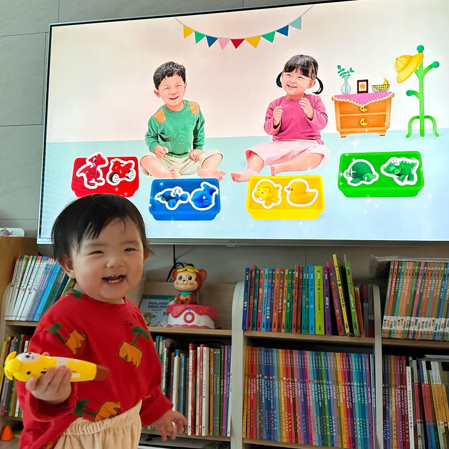 #돌잡이맘18기 #제품협찬 

돌쟁이 우리 바다는 호기심이 많은 아가예요.
아직 기관생활을 하지 않기에 엄마랑 24시간 매일매일 함께하고 있어요. 
먹는것, 입는것, 생활습관, 교육까지 모두 제몫인데 
늘 어떻게하면 12개월아기와 잘 ! 놀수있을까? 라는 물음표에
#돌잡이스마트패키지 는 해답같은 존재예요. 

#돌아기전집 #국민전집 이면 돌잡이시리즈 !
그 중 #돌잡이수학 은 필수죠. 

생활속에서 익히는 색깔, 모양, 길이, 크기, 분류부터
수, 양, 서수 등을 자연스럽게 책속에 녹여놔서 
아이와 토이북으로 놀면서 익혀요. 

게다가 선별된 교육컨텐츠가 600편 이상 담긴 
 #모야몽스마트박스로 좋아하던 책을 다시 한번 보면서
반복학습 효과로 금세 다 따라하는게 참 신기하더라구요. 
게다가 흥부자 바다에게 동요는 댄스타임💃

영상으로 보는데 꽤 집중도 할줄알고
영상보고 난 뒤 다시 책 들고와서 놀자고도 할줄알고 
돌잡이 수학과 함께 쑥쑥 크는 중이예요 :)

모야몽 스마트박스는 조작법도 간단해서 
누구나 사용하기 쉬워요. 

아이에게 노출하는 영상이라면 비자극적 순한맛 영상으로 
좋은 효과를 기대해봐요.^^ 

little_chunjae 

#유아전집 #아기전집 #육아템 #천재교육 #리틀천재 #돌잡이시리즈 #돌아기전집 #돌아기교육 #돌아기홈스쿨링 #12개월아기 #흑호랑이띠 #딸스타그램 #특별한바다💕