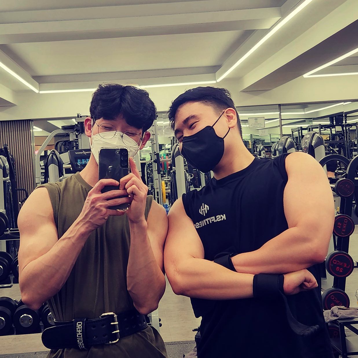 #오운완 
#파트너운동 

우선 주 2회 클리어!! 그것도 카페인 없이!!

주 6회를 향해 열심히 달려보겠습니다!!

health_jiung8475 형님과 오늘은 등•이두 야무지게 조졌네요!!

볼륨감 대만족!! 늘 감사합니다🙇‍♀️

다들 화요팅 하시느라 고생하셨습니다 모두들 근나잇💪💪💪