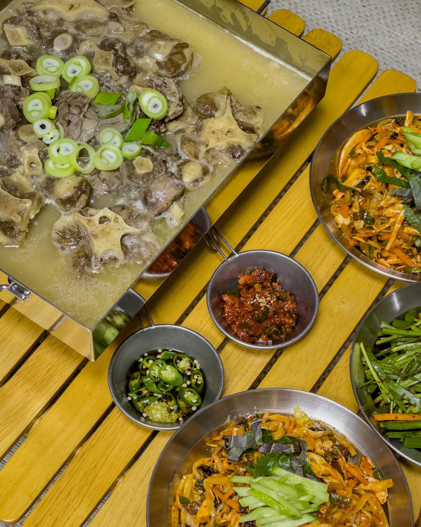 🧆🧆🧆🧆🧆

언제나 맛있는 한상 😋
100_bs

남쪽나라는 벌써 낮에는
땀이나는 날씨가 되었어요😅
타프를 쳐야할까 고민

이럴땐 소꼬리찜 수육 🐮
팩 박고 텐트친다고 뺏긴
기력을 한방에 회복 👍

야들야들한 고기에
새콤달콤 부추무침을 
곁들여먹으면 금상첨화 

손많이 가는 음식인데
밀키트로도 부족함 없이
즐길수 있눈 메뉴가 됬어요☝️

사이드로는 비빔칼국수 🍝
별표 열개 치세요 ⭐️⭐️⭐️⭐️⭐️

어느 메뉴든 곁들여 먹으면
그만 입니다, 진짜 치트키😋

꽃캠핑과 함께 백년밥상 하세요 😄

#제품제공#백년밥상#캠핑#캠린이#캠핑메뉴#밀키트#캠핑밀키트#캠핑음식#캠핑요리#원기회복#소꼬리찜#소꼬리찜수육#비빔칼국수#부추무침#술안주#집들이음식#보양식