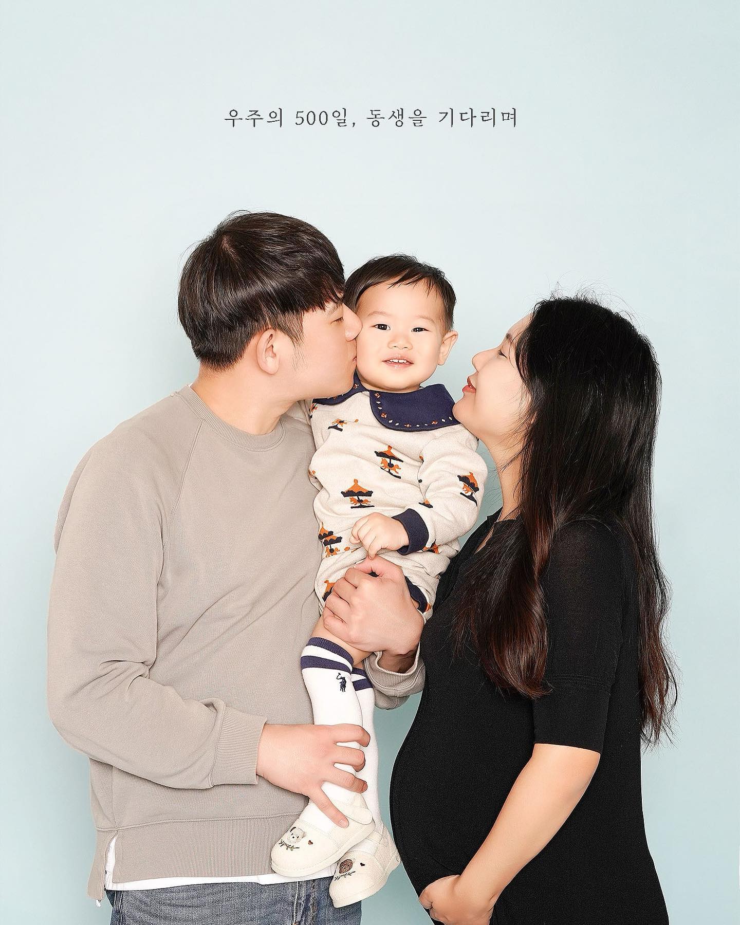 500일이 지난 우주의 근황👶🏻❤️

우주동생 둘째 임신으로 뜸했던 우주 계정,,😭 
우주때처럼 스튜됴 가서 메이크업받고 만삭사진은 아니지만 우주가 있어 더 의미있는 첫 네식구 가족사진을 찍었어요!!
(벌써 33주 임산부🐰 토끼띠 딸맘이에용)

우주는 16개월이 된 3월부터 어린이집 입소하여 적응기간도 차차 늘려가 이제는 3시반에 하원하는 엉아가 되기도 했답니댜🥳🥳 엄마 넘 기뿌다...

요즘 활동량도 많고 날씨도 좋아져서 집베란다(?)ㅋㅋㅋ테라스에서도 시간을 많이 보내고 공원에도 자쥬 나가고 있어요!!
엄마 배불뚝이 탈출하는 5월에는 나들이도 자주가고, 동생 맡겨두고 요기조기 쏘다니쟈!