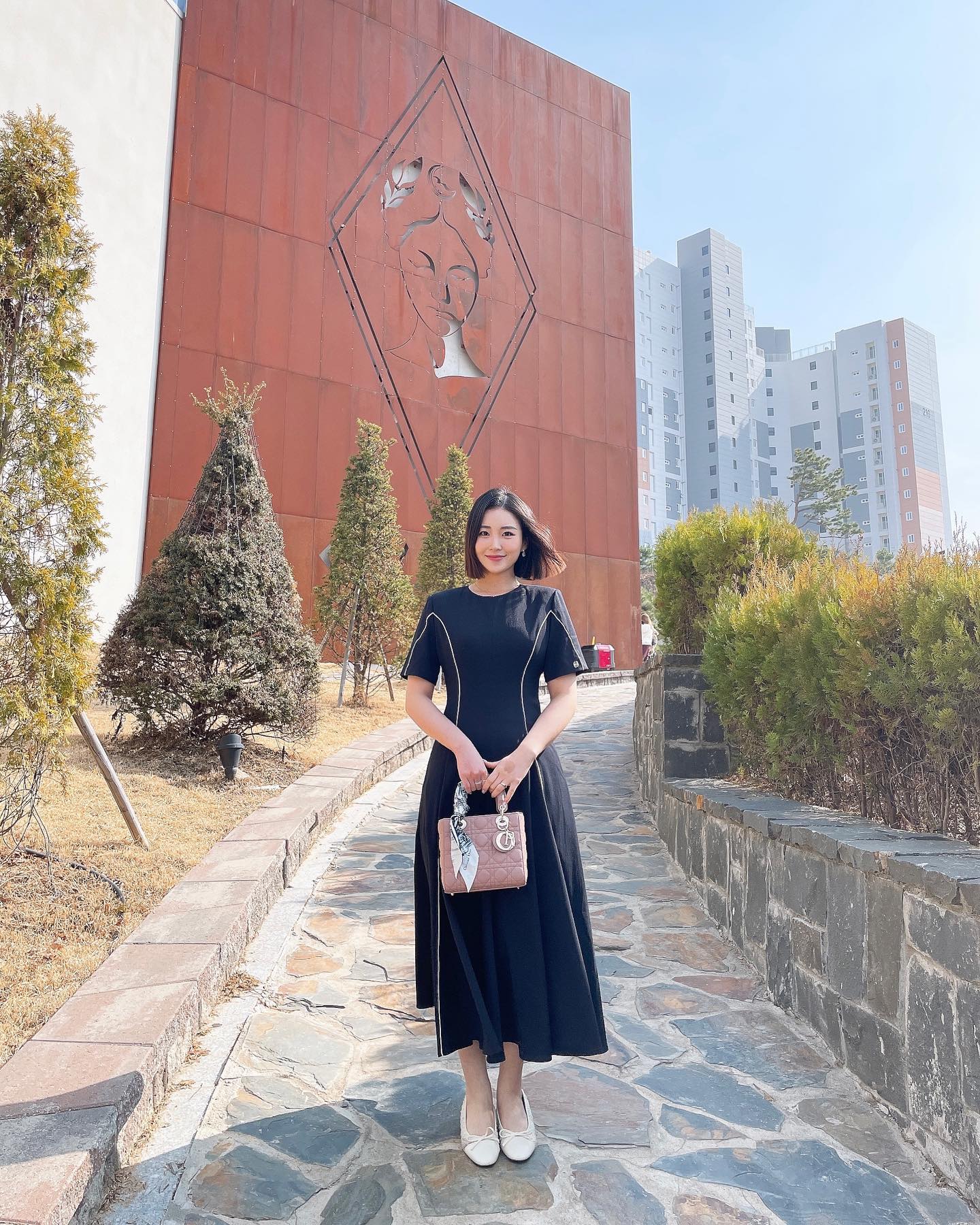 ✨찌닝‘s 출근룩 & 데이트룩 기록✨ on Instagram: "#광고
@piemuu_archive 
안녕하세요, 찌닝입니다✨
오늘은 체력이 많이 부족한 관계로 주말사진입니다🫠
주말에 날씨가 좋아서 피에뮤에서 보내주신
원피스 착용했는데요🫶🏻
키가 큰 편인 저에게도 기장이 길고 치마폭이
풍성해서 우아한 느낌이라 너무 좋았습니댜🥹🖤
요 원피스는 라인을 자연스럽게 잡아주는데다 
라이닝 디테일이 더 몸매 라인을 예뻐보이게 하더라구요🤭
그리고 어좁이인 제가 제일 중요시하는 어깨 퍼프까지
적당히 들어가 있어서 핏 자체가 너무 예쁘더라구요🥰
반팔이라 아직은 단품으로 입기에 조금 추워서 
트위드 자켓이랑 매치했는데
완전 세트같고 찰떡이더라구욥🤭
하객룩, 우아한 데이트룩이로 딱이쥬?💙

#찌닝룩 
#피에뮤 #piemuu #봄여성원피스 #날씬원피스 #하객룩 #몸매보정원피스 #하객룩원피스 #여성원피스 #데이트룩 #롱원피스 #데이트룩코디 #출근룩코디 #20대여자코디 #주말룩 #주말코디 #칼단발 #패션 #패션계정맞팔 #키큰녀"