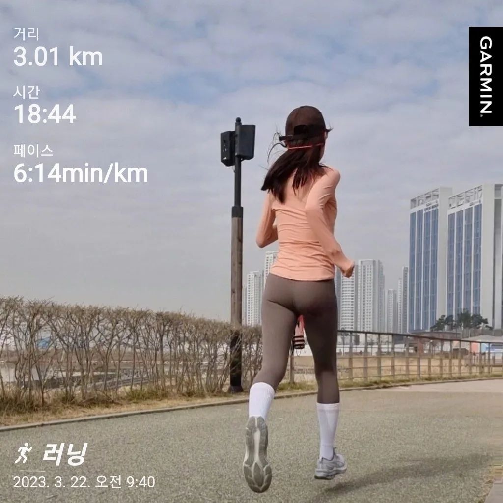 달리기가 좋은 이유🙋‍♀️

언제 어디서든
운동화 하나만 있으면 되니깐요❤️

특히 저는 아이들 엄마라
시간 맞춰 어디를 가거나
운동 모임 가는게 쉽지 않아요

그럴때 나의 상황에 맞게
컨디션에 맞게
할 수 있는게 달리기니깐😊

많이 뛰냐구요?~
잘 뛰냐구요?~

아니요
그날 그냘 컨디션에 맞게
달리고 싶은대로 달려요

제일 중요한건
달리며 행복한 내 마음이니깐❤️

10분이라도 뛸 수 있다면
해내신거죠 👍👍

오늘도 저는 행복했습니다❤️

#모닝런🏃‍♀️
#아침운동💪
#아침달리기 
#엄마의아침 
#엄마는달린다