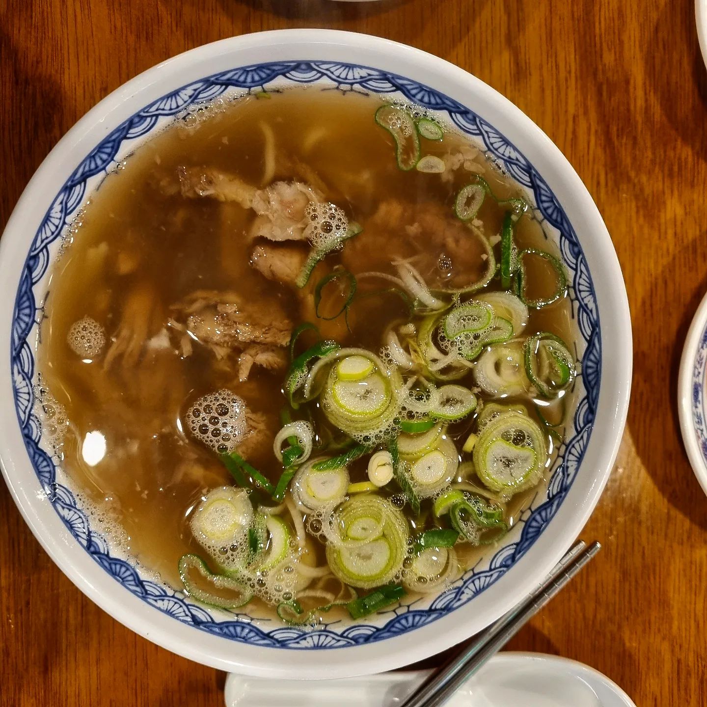 🍜 
임용고시 합격한 친구 보러 구두 신고 미친 듯 뛰었던 하루~ 중요한 일정이 있어 못 볼 줄 알았지만, 기다려준 두 친구들! 20분 밖에 만나지 못했지만, 즐거웠던 시간

아무튼 친구와의 짧았던 만남을 뒤로하고 남은 둘이서 티격태격하면 골랐던 음식

음식을 먹고 집에 가는 길 두 친구를 생각하며, 우리가 만났던 그 당시를 떠올리게 되었다. 사실 학창 시절을 회상해 보면 즐겁지 않았다. 물론 은사님을 만나 다른 사람으로 변했지만, 강남 8학군이라 불리던 학군과 어린 시절부터 느껴진 격차 등 10년 이상 거주한 동네는 당시의 어린 친구에게 큰 콤플렉스였던 것 같다.

그래도 친구들 덕분에 버티고 변화할 수 있었던 것 같다. 특히 모든 과목 성적이 다 A 반에 속했던 것과 달리 수학의 경우 C 반에 속해, 지도하는 사람과 지도 받는 사람 모두 안타까운 태도를 보여 이곳은 아니라는 생각을 갖게 되었다. 하지만 무엇을 해야 하고 어떤 식으로 해야 할지 몰랐기에 모든 것이 막막했던 것 같다.

도와준 많은 친구들이 있었지만, 그중에서도 많은 것을 보고 배울 수 있었던 친구들 덕분에 지난 11년을 잘 보내온 것 같다.

이번 여름에도 다 같이 재미난 곳에서 즐거운 시간 보냅시다~