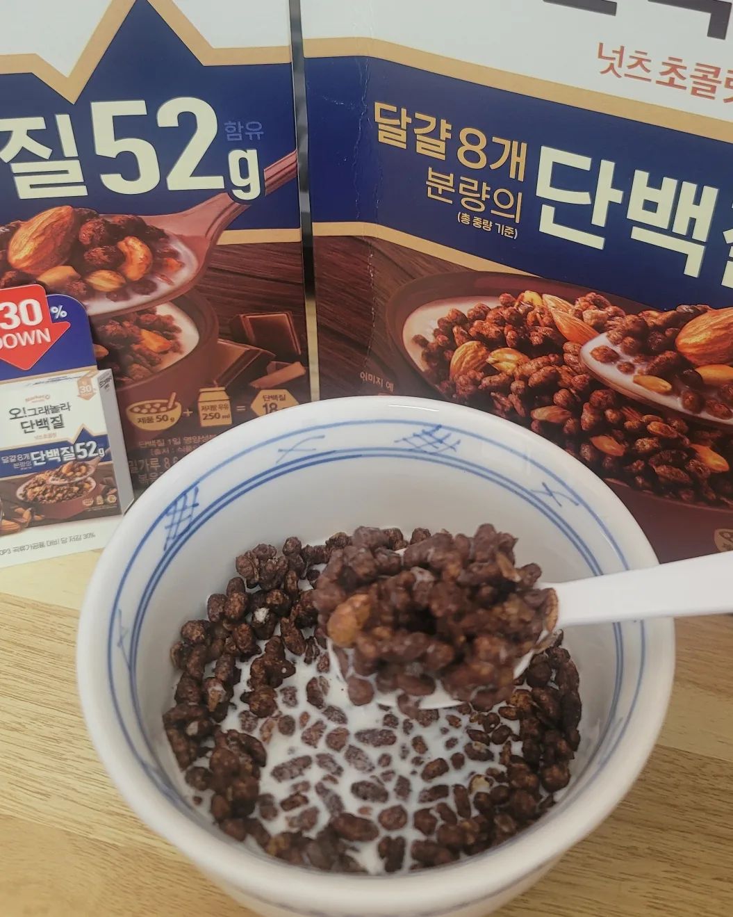 #제품협찬 #오리온 #마켓오네이처

<오! 그래놀라 단백질 넛츠초콜릿>

바쁜 직장인,학생분들에게
식사 대용으로 굳인
오! 그래놀라 단백질 넛츠초콜릿

*달걀 약 10개분량의 단백질 62g
*당 함량 30%감소 해서
건강하고 부담없이 식사용으로 
먹을 수 있어요
*땅콩,렌틸콩,통아몬드까지 있어서
먹는 내내 식감이 있어요

건강하게 맛있게 만든
오! 그래놀라 단백질 넛츠초콜릿
넛츠초콜릿50에 저지방우유 250ml라면
단백질18g ~뚝!딱!

많이 달지 않고 담백해서 
내입에 딱 안성맞춤!!

.
.
.
#제품협찬 #오리온 #마켓오네이처
#그래놀라 #오그래놀라
#오그래놀라단백질
#오그래놀라단백질넛츠초콜릿
#넛츠초콜릿 #식사대용 #아침식사대용