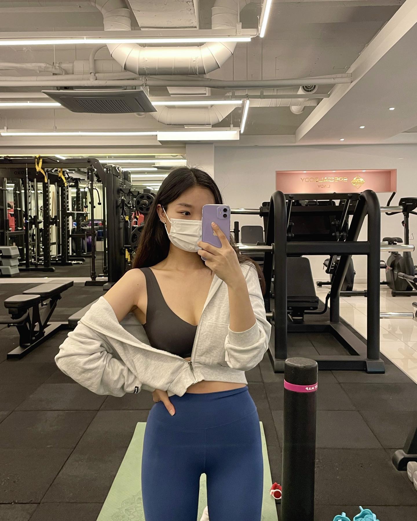 #서포터즈 #무상제공 
헬스장에서 마주친 동기의 유산소 몇 분 타냐는 말에 동공지진,, 
안 ㅌ,,🙄 다이어트 아니고 그저 살기 위해 운동 하는 나애요,,

암모턴~ 제가 서포터즈 중인 
#애니바디 의 편애브라 23SS신상이 나왔습니다 여러분!

앨리스펑크님이 찐추천하신 인생브라 요번 신상은 
퐁당핑크, 페일그린의 봄에 어울리는 컬로로도 출시 되었습니다~🌸

언더바스트 절개로 격한 움직임에도 
딸려올라가지 않아 운동할 때도 편했어요🙆🏻‍♀️👯‍♀️

편애팬티는 뒷다리 부분 밴딩처리로 말림이 적고 
라인이 들어나지 않아 레깅스에도 감쪽같됴?✌🏻

직접 입어보고 느낀 점은 마감처리나 봉제라인에서도 볼 수 있듯
전체적으로 완성도 높은 제품이라는 점이었어요(*´꒳`*)

신상컬러 #앨리스펑크픽 편애브라를 애니바디에서 만나보세요!
→ 신상 이미지는 anybody_official 에서 확인 가능!

#anybody#편애브라#편애팬티#심리스브라#노와이어속옷#편한속옷추천#편한속옷#앨리스펑크#유튜버추천#제품제공#협찬