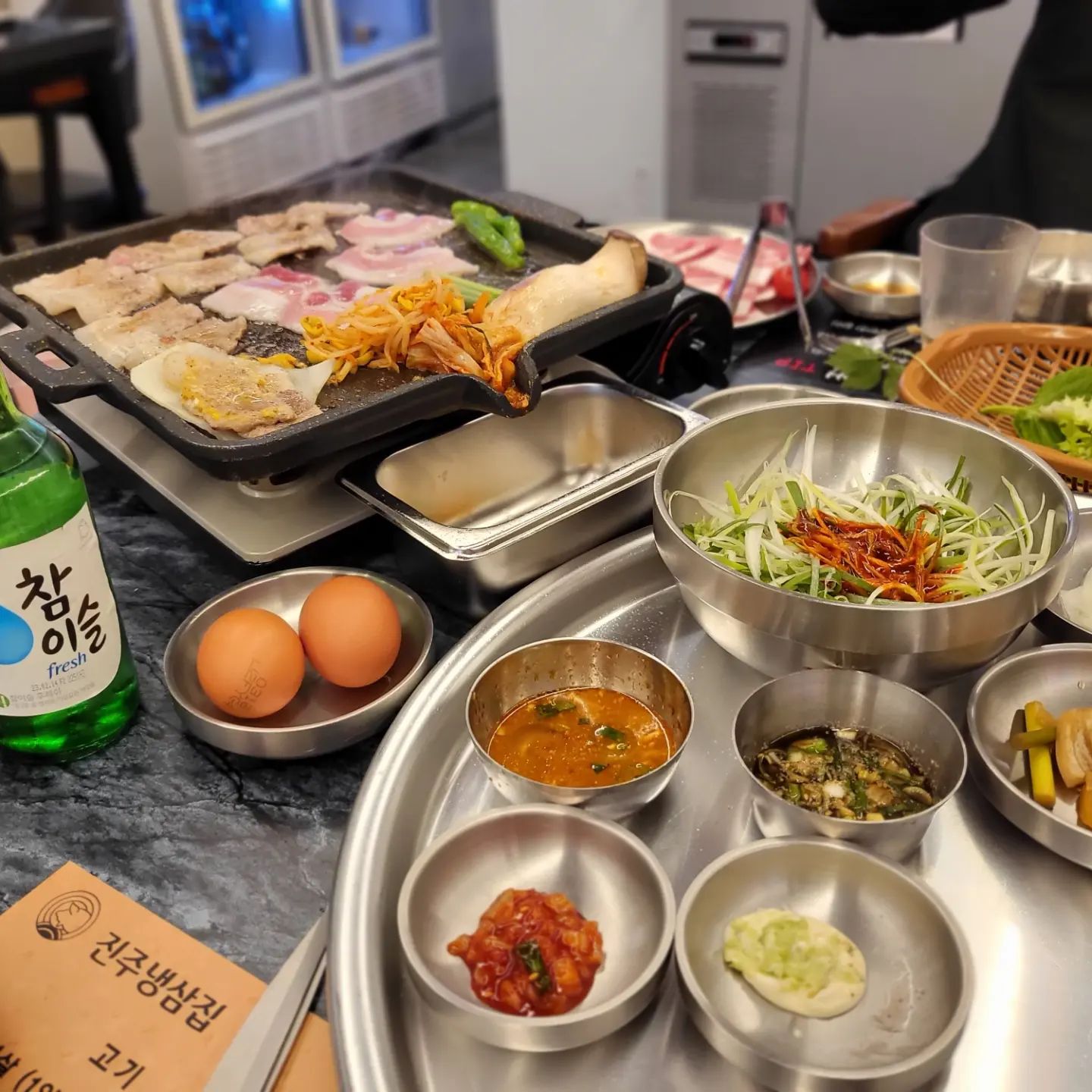 냉삼의 편견을 깨준곳!!
생삼겹보다 맛있는
냉동삼겹살을 맛보았다 진주에서!!

급냉삼겹살 1인분 11000원
폭탄계란찜 3000원
김치볶음밥 3000원
주류 4000원☆☆☆☆☆

#먹스타그램#진주맛집#진주고기집
#진주냉삼집#평거동고기집#진주평거동고기집