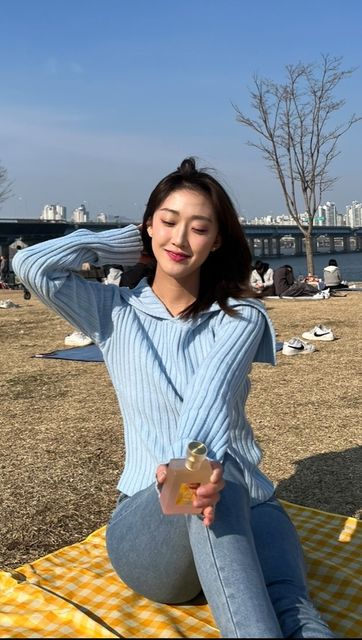 해삼 HAESAM on Instagram: "#광고 놀러 나온 김에 광고까지 찍어버리깅 🌸 계속 춥다가 날씨 갑자기 너무 좋아서 행복 🥹

@forment_official 에서 감사하게도 두 번이나 향수를 선물해주셨어영
이번에 받은 제품은 한강이랑 저어엉말 잘 어울리는 포맨트  #딜라잇부케 인데요

자연스러운 #생화향 이 봄향수로 딱이었우용 
완전 데일리하게 사용하기 좋은 !! 은방울꽃이나 작은 플로럴 부케가 생각나는 산뜻하고 은은한 향이었습니다 ♥ 
싱그러운 생화향 향수 찾으신다면 포맨트 향수 꼭 써보시요!!! 

#포맨트#forment#딜라잇부케#봄향수#살냄새향수#향수추천#향스타그램#생화향#플로럴향#데일리향수#AD#@forment_official"