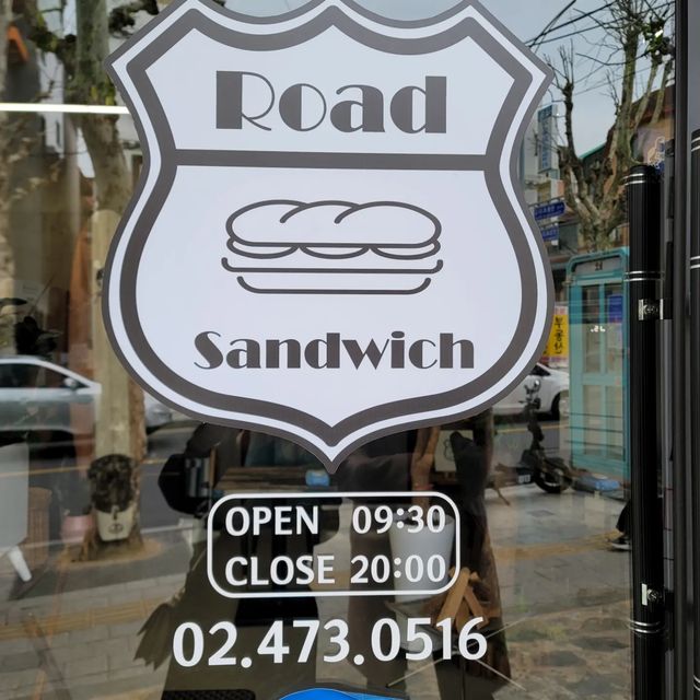 @undoong_ssi on Instagram: "#광고 #협찬 #로드샌드위치 #로드샌드위치본점 

개인적으로 샌드위치를 무척 좋아하기도 하고
수업할때 샌드위치를 학생들과 많이 만들기도 하고 ~ 
운동하고 난 후 ~  간단하게 밥보다는 샌드위치를 즐겨먹는 저한테는  너무 좋은 메뉴네요 ㅎㅎ 😂 

금요일에 일찍 끝나서 오후 3시쯤 방문하게 되었는데 여유가 있어서 좋았습니다.🙂

매장에 들어선 첫느낌은 소풍 온 것처럼  초록하고 편한느낌이였어요~ 

직원분도 친절하셔서 메뉴 고르기도 굿👍 

🥙로드샌드위치 ₩6,700원
🥙크린베리샌드위치 ₩6,900원
🍓딸기라떼 (ice) ₩4,500원
🧋아이스라떼 ₩3,500원

요렇게 주문함 ㅎ 지금은 이벤트기간이여서 세트메뉴가 있는데
 #잠봉뵈르 #스파이스치킨 #로드바케트 + 탄산음료 ] ₩7,000원  이여서 가성비 굿👍

샌드위치는 빵이 중요하다고 생각하는데 #로드샌드위치본점 은 바게뜨빵이여서 신선했고 식감또한 바삭한 식감에 빵에 프랑스버터도 발라져있어서 '겉바속촉' 같은 식감이 정말 끝내줌 

지인과 같이 갔는데 둘다 첫 마디가 "와~식감대박! 빵 너무 맛있다" 였어요. 

#로드샌드위치 는 특제소스와 싱싱한 양상추, 잠봉 토마토, 치즈의 궁합이 씹는 식감도 좋게했고 맛도 담백해서 어떤 음료와도  잘 어울릴꺼 같아요
저는 🍓 딸기라떼가 달지 않아서 너무 내스타일 이였음 ㅎㅎ 

#크린베리샌드위치 는 달콤한 크린베리소스가 루꼴라와 잘어울려서 상큼달큼한거 좋아하는 저는 순삭했어요.  ㅋ 

운동하고 한끼식사로 먹기에도 너무 좋은거 같아요 ~  체육관 근처에도  있었으면  좋겠다 😁😁

🥙로드샌드위치 본점(강동구)
서울 강동구 상암로 146 
02-473-0516

#강동샌드위치 #로드샌위치본점 #로드샌드위치굽은다리역 #샌드위치맛집#잠봉뵈르샌드위치"