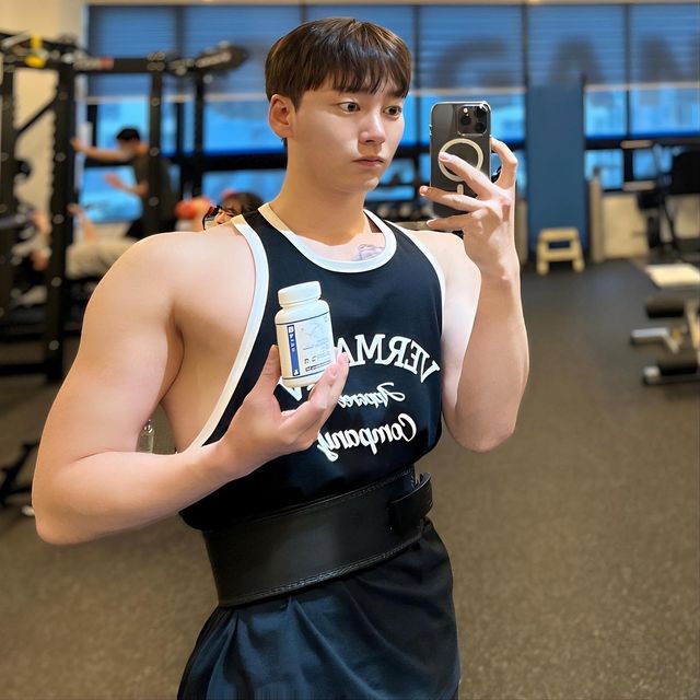 서유백 on Instagram: "#광고
드디어 헬짱나시 입문🏋️‍♂️
가슴+어깨 밀어주고 마무리 단백질+류신🔥
넘쳐나는 프로틴 시대에 중요한 것은 양보다 질입니다
단백질 흡수를 돕는 류신도 함께 섭취해보시는 걸 추천드립니다🔥
오늘도 득근💪
.
@unicommerce01
.
.
#유니홈케어 #헬스더봄 #류신 #류신단백질
#류신타블렛 #단백질보충제 #헬스더봄 
#류신프리엄정 #근육보충제 #노인단백질보충제"