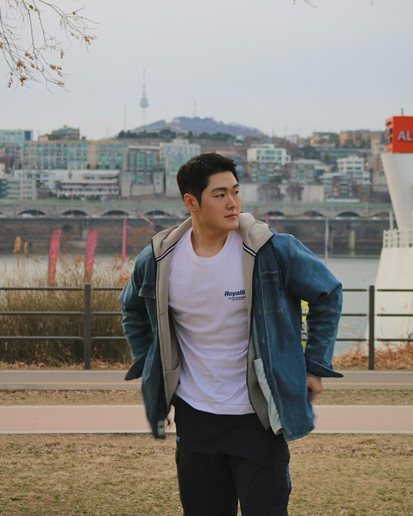 한강 나들이 🌿
-
📍: #잠원한강공원 
🍩: #랜디스도넛 
(#버터크럼도넛 👍 크림❌)
🥐: #새들러하우스
🍗: #온달집