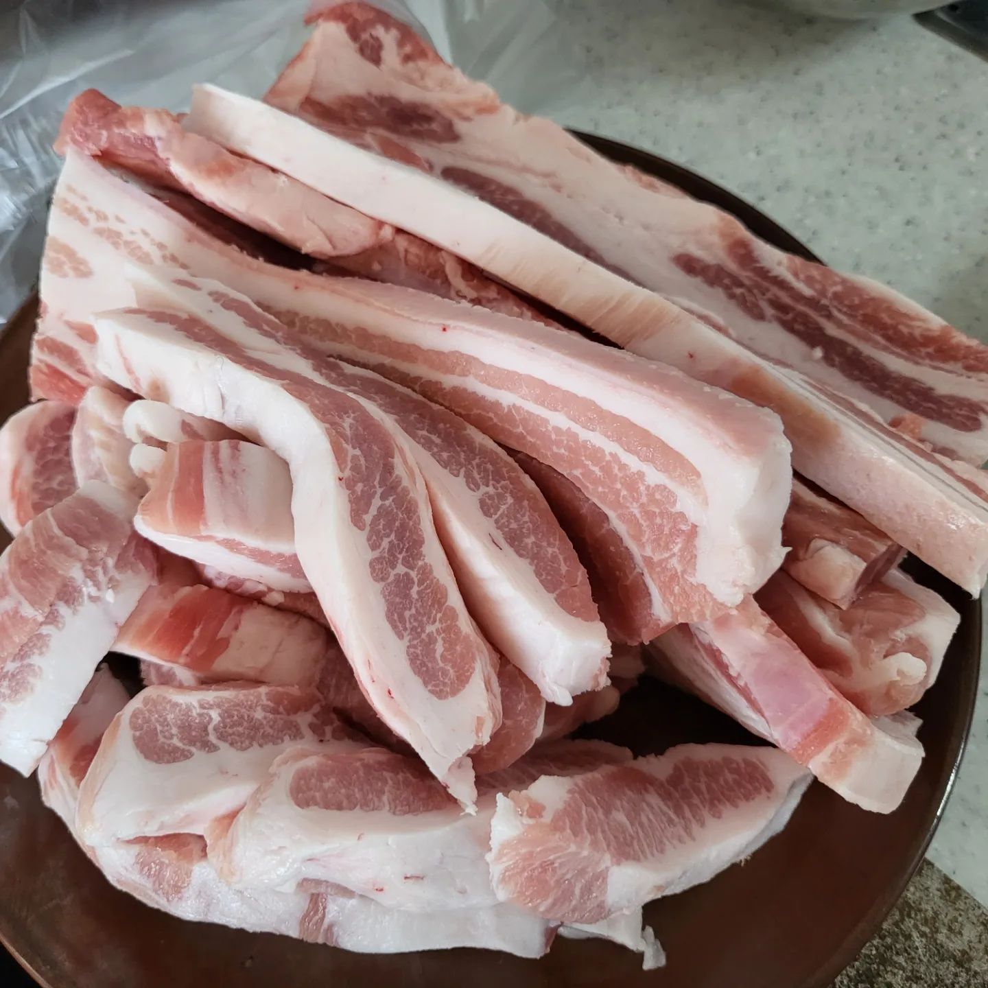 문경필수코스
문경약돌삼겹살

대흥정육점에서 고기를 사서
옆에 식당에서 상차림비 내구 
구워먹는다

약돌에 구워서 약돌삼겹살 ×
약돌 갈아넣은 사료를 먹은 
돼지삼겹살이 약돌삼겹살☆

삼겹살 100g 3880(싯가)
상차림 1인 7000원

#문경약돌돼지#문경맛집#문경약돌삼겹살#문경대흥정육점#문경우가네