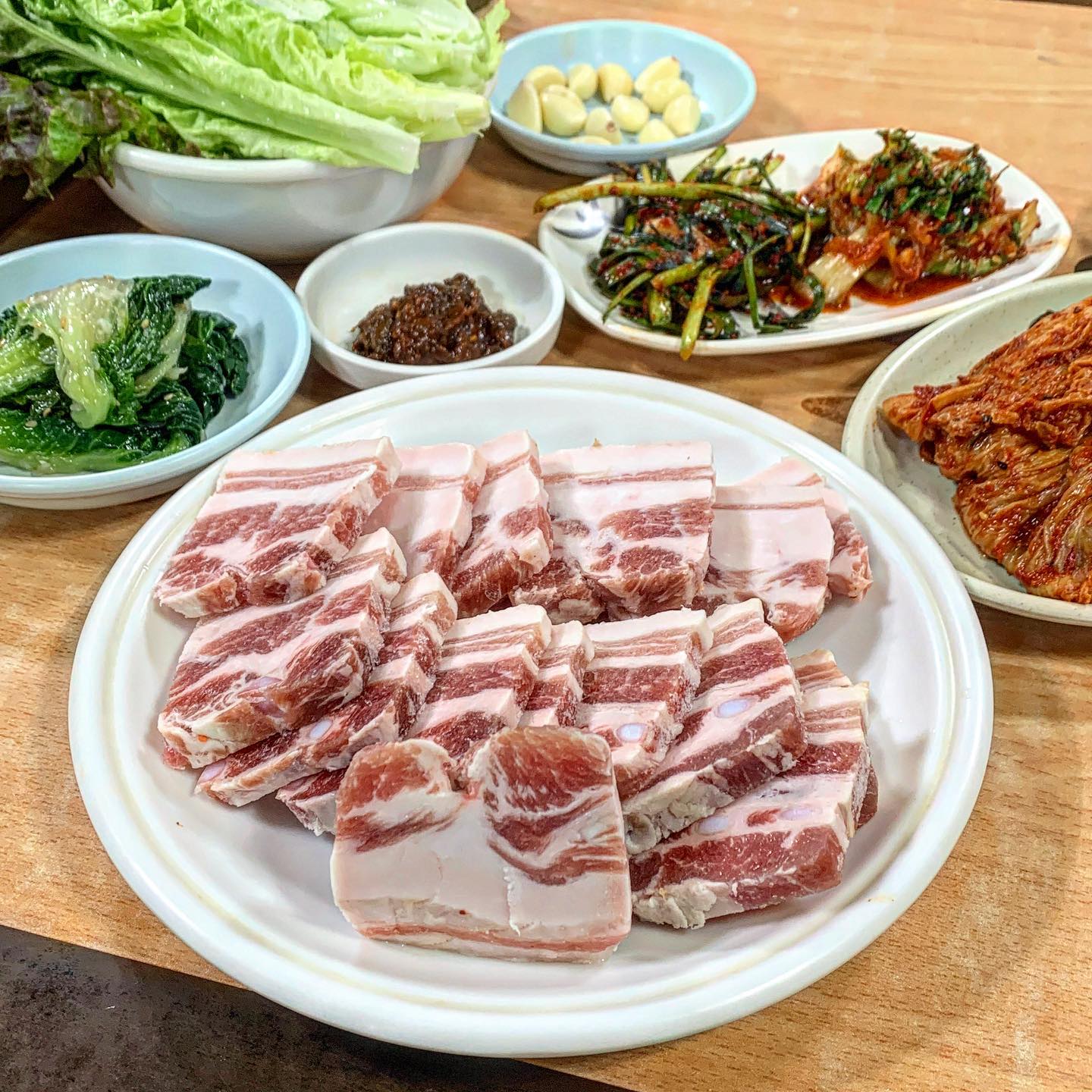부산 거제동 #밀양식당 <🌟🌟🌟🌟>
.
한적한 주택가 골목에 위치한 노부부께서 운영하시는 찐 노포 삼겹살맛집🐷 1인분 8천원이라는 착한가격에 3인분 주문했더니 바로바로 썰어주시는데 비계랑 살코기 비율도좋고 양도 많다
.
직접담근 묵은지/부추김치/막김치까지 3총사 나와주고 상추도 직접 기르셨는지 야들야들하니 집쌈장에다 삼겹 싸먹으니 존맛그잡채🫣🤍 소주반주 때리고 찌개주문하려 했더니 찌개류는 없다고 내어주신 시락국도 할머니가 해준맛 그대로라 너무 잘먹었다! 삼겹살 생각날때 한번씩 찾아갈듯➰
.
.
.
▫️ 부산 연제구 거제대로96번길 26