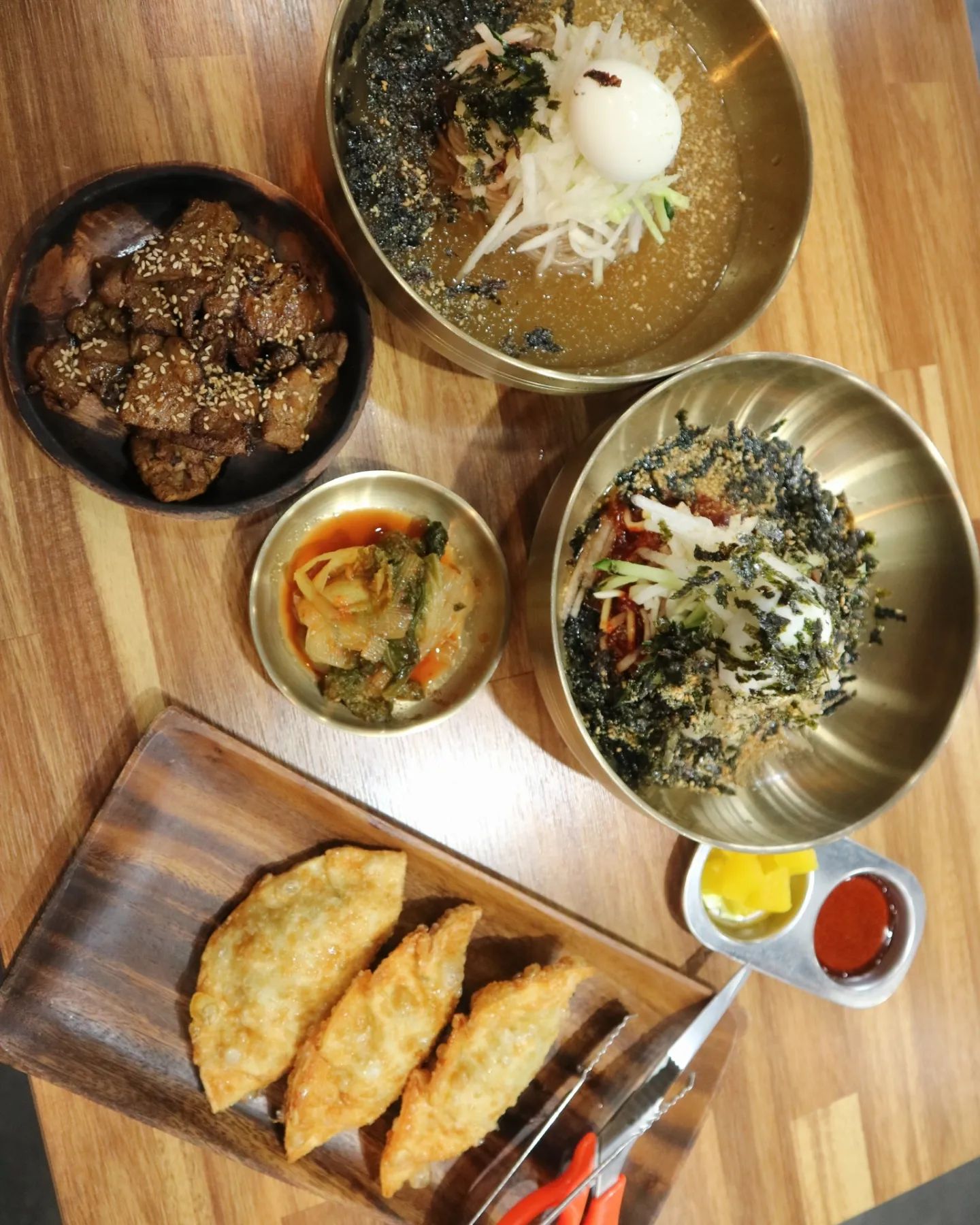 진주에서 유일한 막국수집
부드러운 면이 매력적인곳!
이제 진주냉면 대신 진주막국수!

막국수+숯불구이 set 15000원
비빔막국수 10000원
튀김만두 6000원

#진주막국수#진주시내점심#진주시내맛집#먹스타그램#막국수#비빔막국수#수제만두#초원막국수