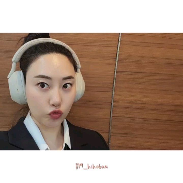 #sony  #소니헤드폰 
sonykorea

화이트 ?  크림?  실버?
일명 #아이유헤드폰 

귀에 착 감기는 느낌이 매력적인
소니 
#노이즈캔슬링  은 정말 ...♡
회사에서 이 제품하나면 
#고요속의외침  쌉가