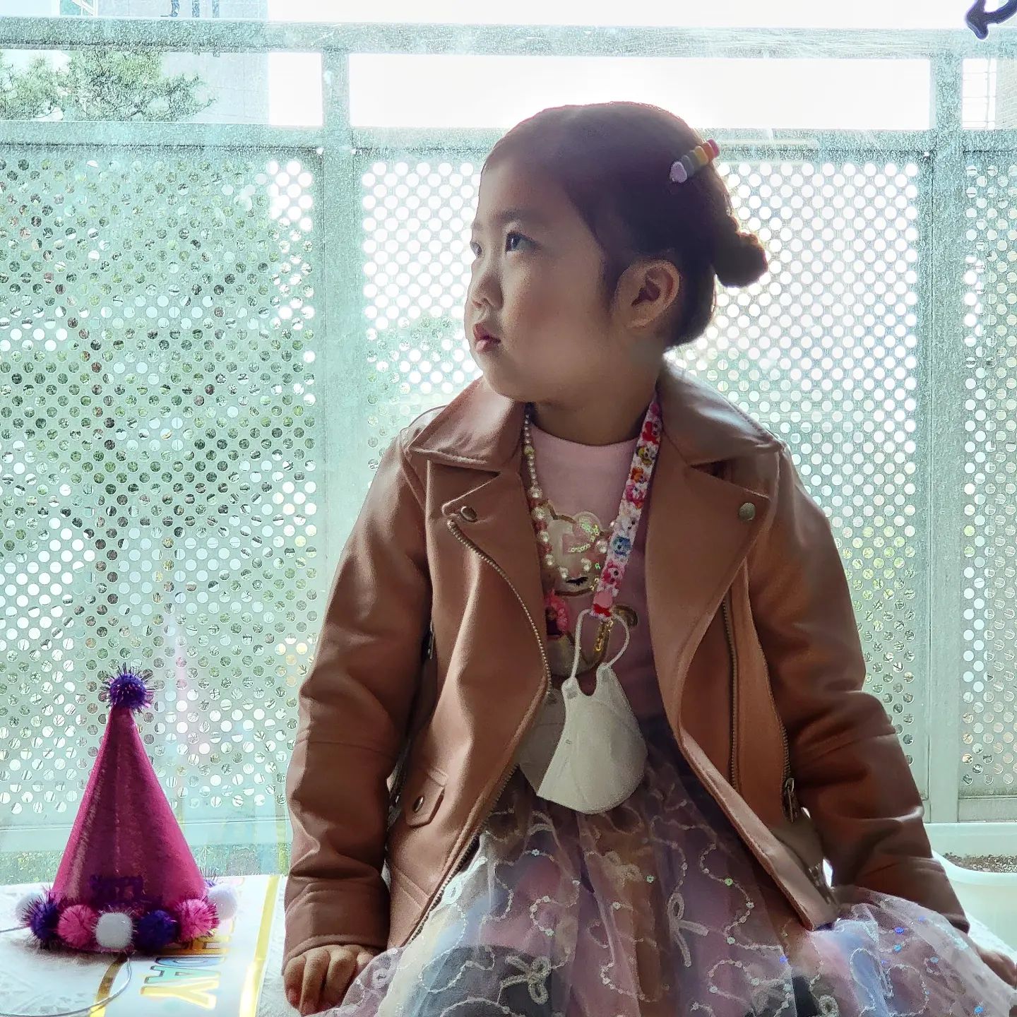 #happybirthday 

뚜지 6살 생일 ~ 🎂 많이 컸다!

파티 음식은 사묵는 거라고
외식하려고 했는데🤣

집에서 오리고기 먹자고''-...그...그래😅

어린이집 등원 전
오랜만에 햇살 받으며 😘

이모들 축하해주셔서 감사합니당😍
.
.
.
.
.
#일상 #생일 #까칠공주 #언니 #베이비모델 #키즈모델 #유아모델 #캐치티니핑 #카봇 #lol #happy #zarakids
#zara #frenchcat