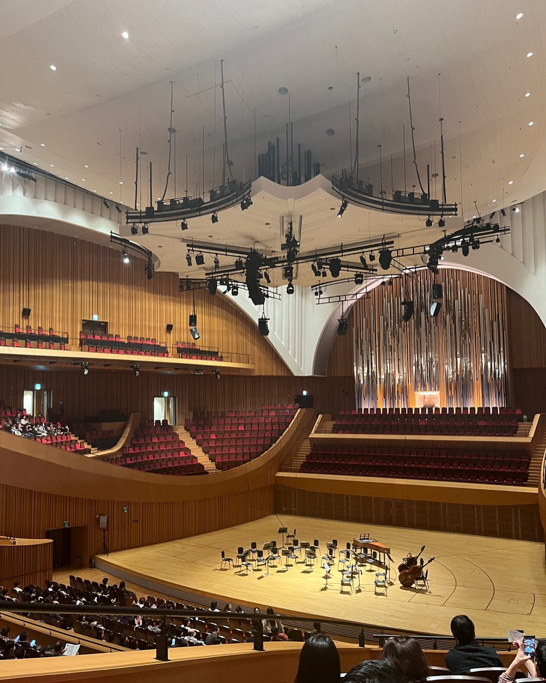 🇺🇦 우크라이나를 위한 평화콘서트 🙏

우크라이나&러시아 대표 🎻violinist 부부와 KCO의 환상의 앙상블
감미로운 선율로 오랜만에 귀호강 & 디지털디톡스로 눈호강은 덤 🥹

콘트라베이스의 묵직한 울림의 매력을 알게 된 연주였음! 
수익금은 모두 우크라이나를 위해 기부된다고 👍👍

#kco #코리안챔버오케스트라 #롯데콘서트홀 #문화생활 #회사찬스
